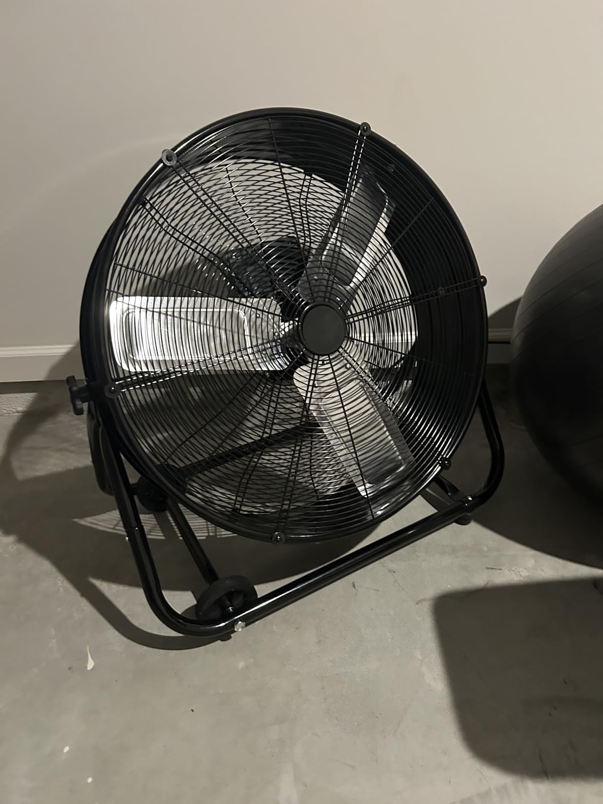 AKIRES 36 Inch Industrial Drum Fan, 21800 CFM High Velocity Floor Fan With 360 Degree Adjustable Tilt, Heavy Duty Metal Fan with 1076 sq.ft, 3 Speed, Electric Fan For Commercial, Factory, Basement (Black) customer photo 1