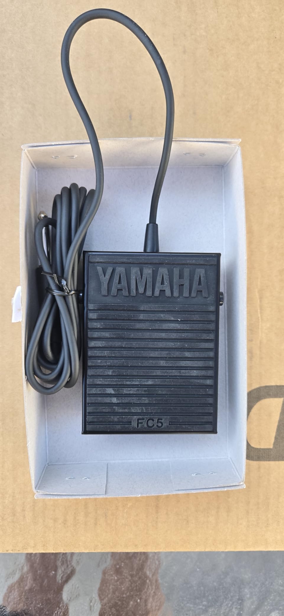 Yamaha FC5 Compact Foot Switch, Universally Compatible, 5-Foot Cable, 0.25-Inch Plug customer photo 2