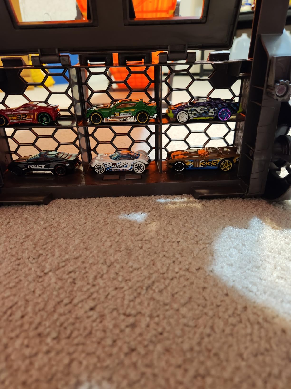 Hot Wheels Toy Car Playset with Lights, Sounds & 6 1:64 Scale Vehicles, Super 6-Lane Raceway, 8-foot Track that Rolls Up for Storage (Amazon Exclusive) customer photo 1