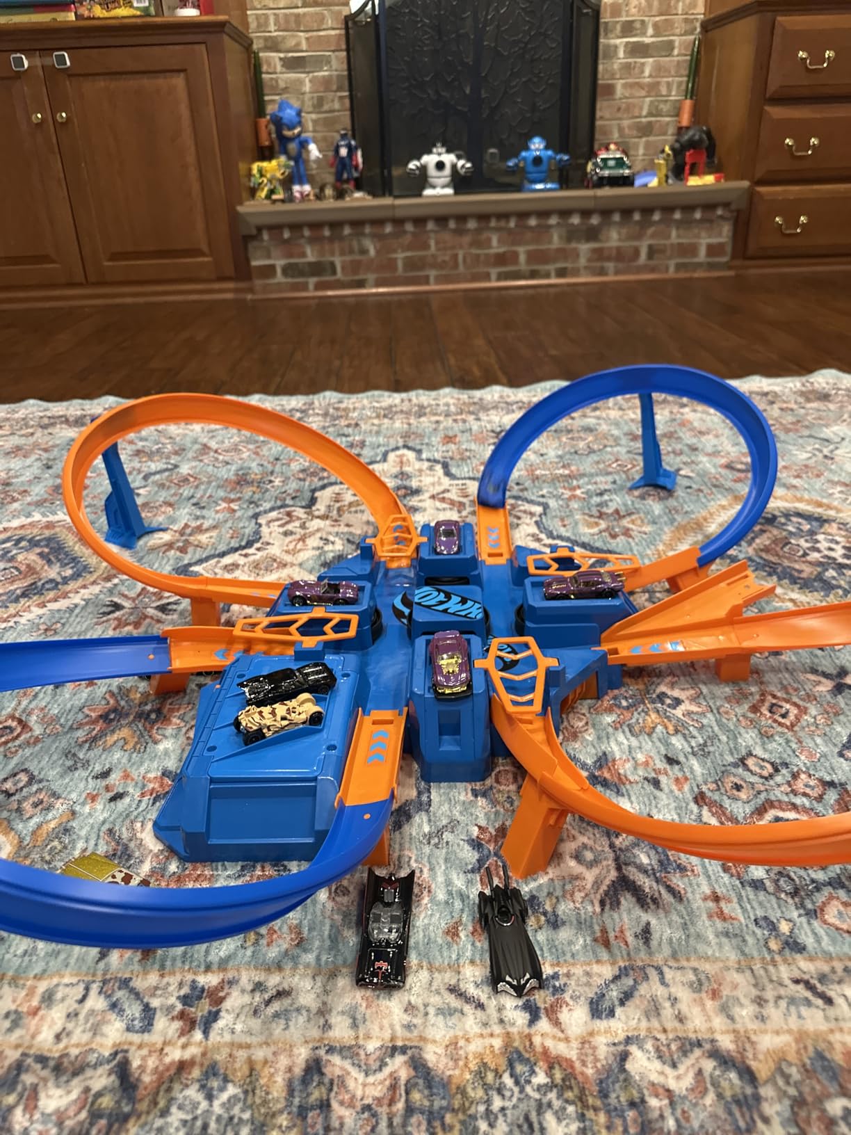 Hot Wheels Track Set with 1:64 Scale Toy Car, 4 Intersections for Crashing, Powered by a Motorized Booster, Criss-Cross Crash Track (Amazon Exclusive) customer photo 1