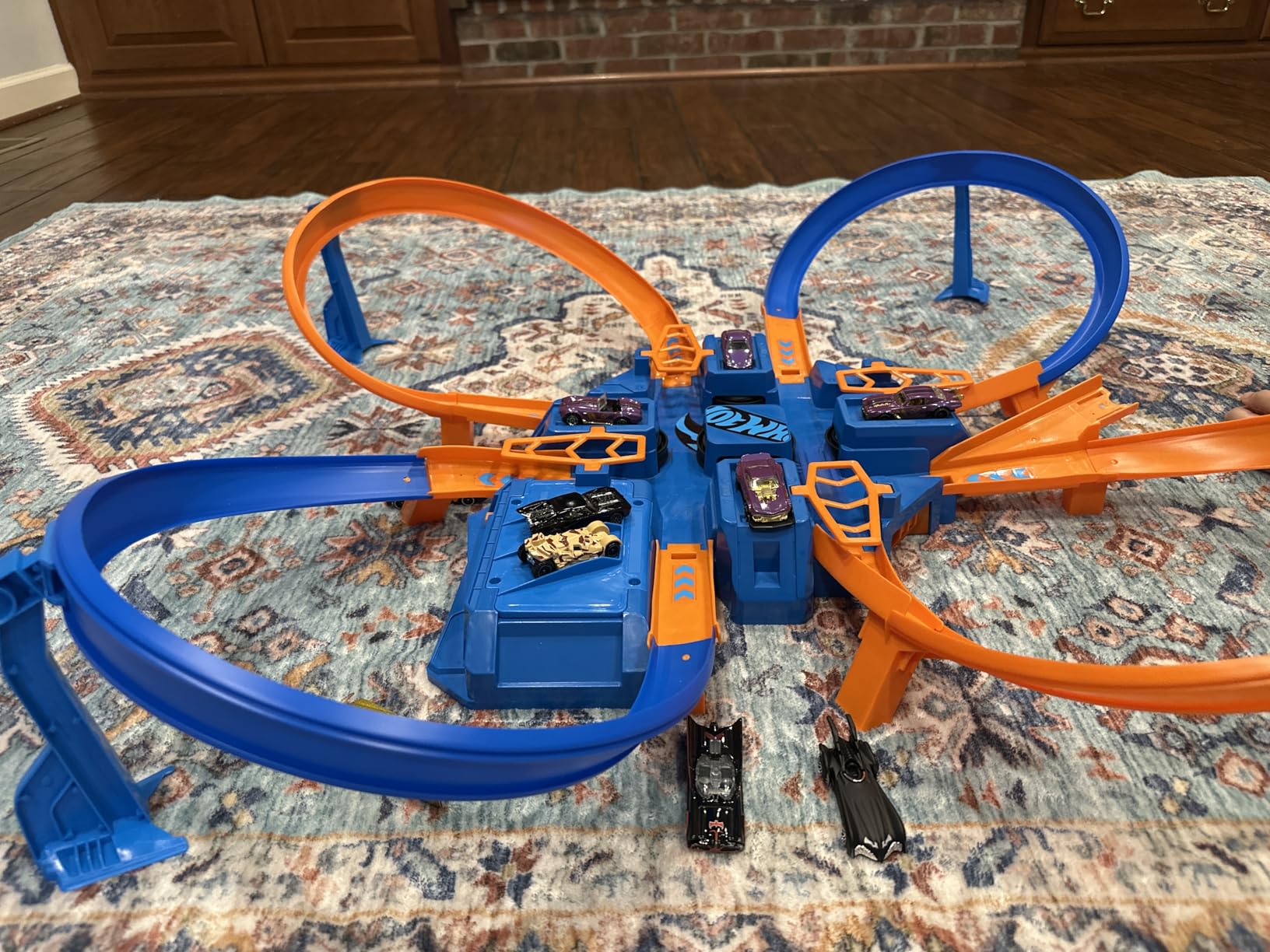 Hot Wheels Track Set with 1:64 Scale Toy Car, 4 Intersections for Crashing, Powered by a Motorized Booster, Criss-Cross Crash Track (Amazon Exclusive) customer photo 2