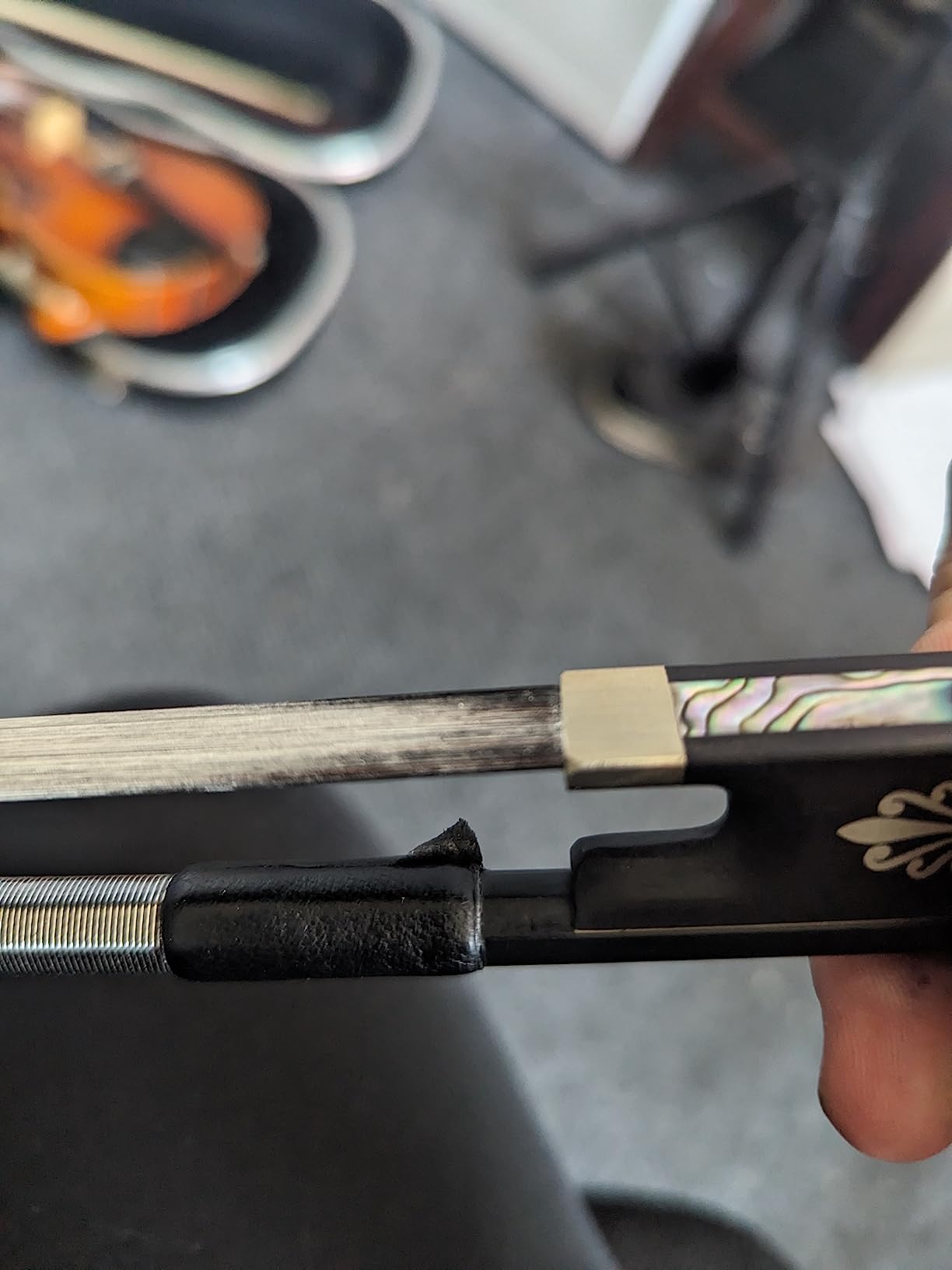 Brandnew Carbon Fiber VIOLIN BOW 4/4 Size Deep & Powerful Tone, Art No.106VB customer photo 1