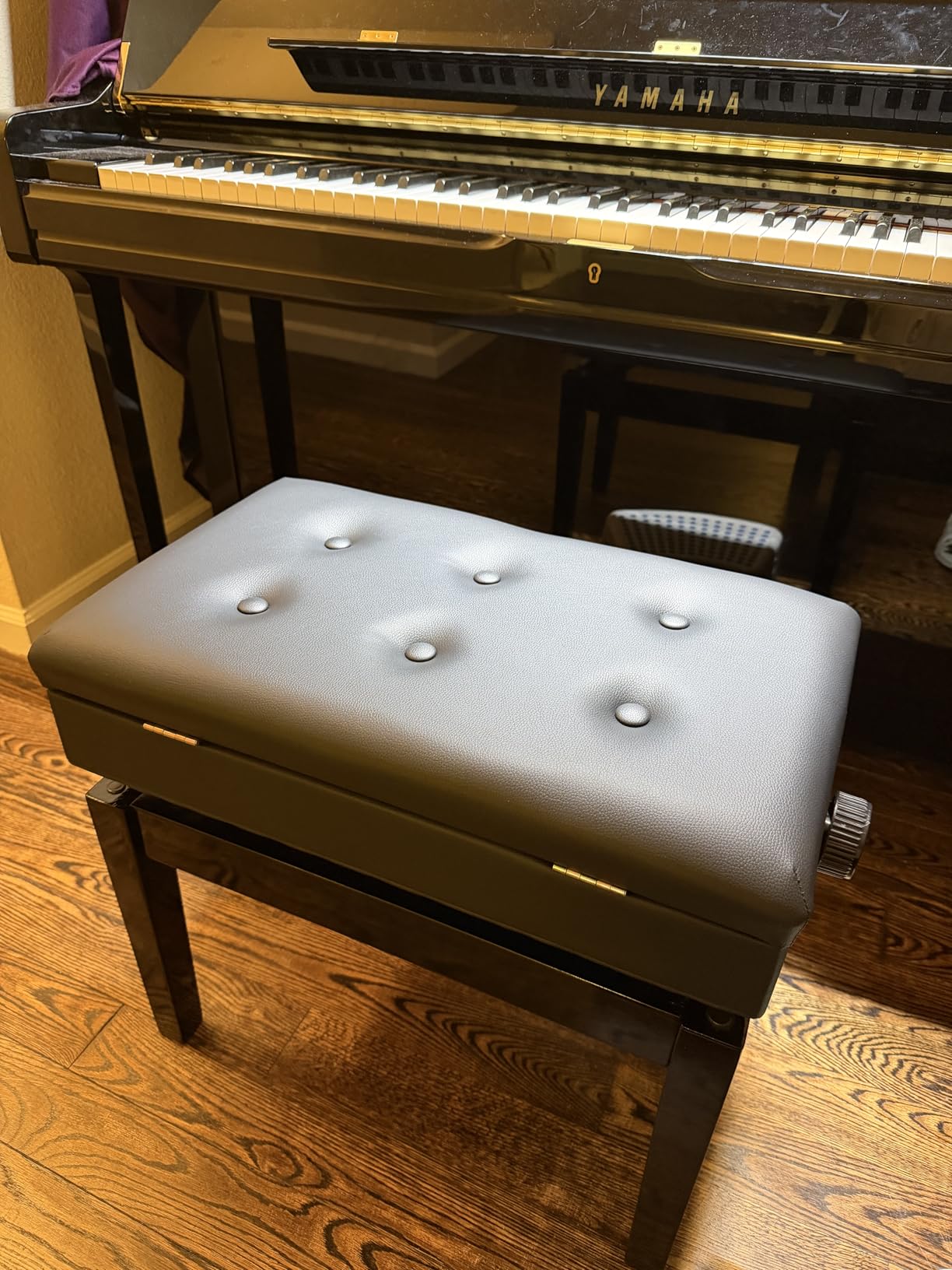 SONGMICS Piano Bench with Padded Cushion and Storage Compartment for Music Books, Vanity Stool, Tufted Wooden Piano Seat, 13.8 x 22 x 19.5 Inches, Black ULPB55H customer photo 1