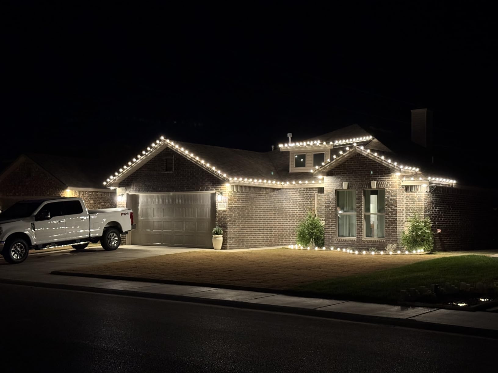 All In One Christmas Light Clip, Universal Gutter and Shingle Clip for C7, C9 and Mini Lights, 100 Pack customer photo 1