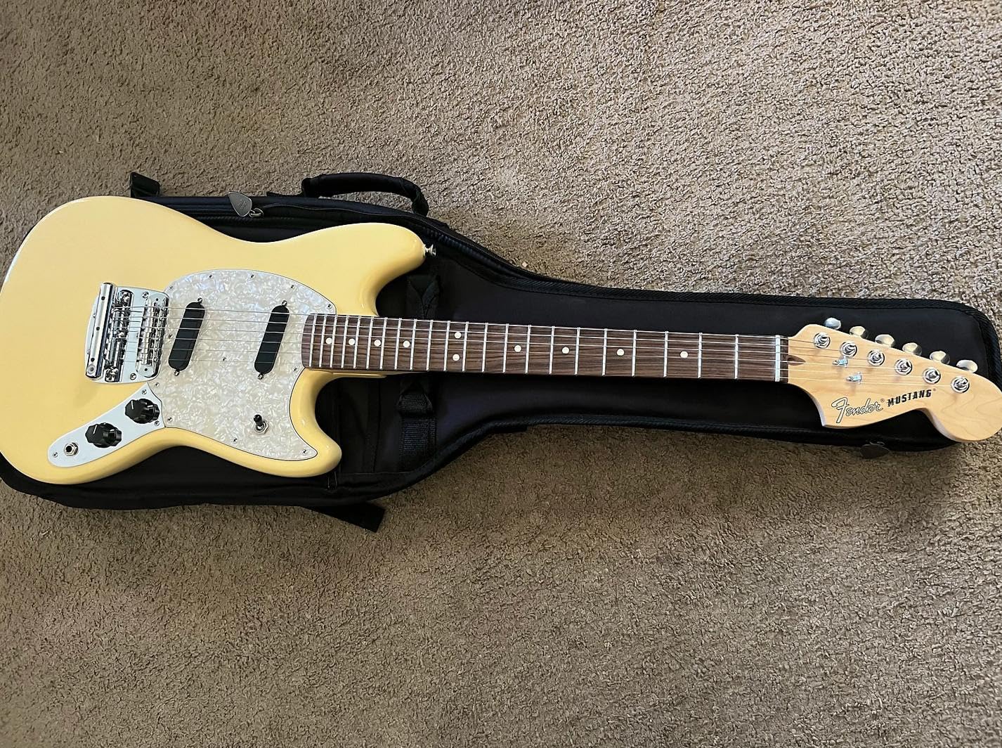 Fender American Performer Mustang, Vintage White, Rosewood Fingerboard customer photo 2