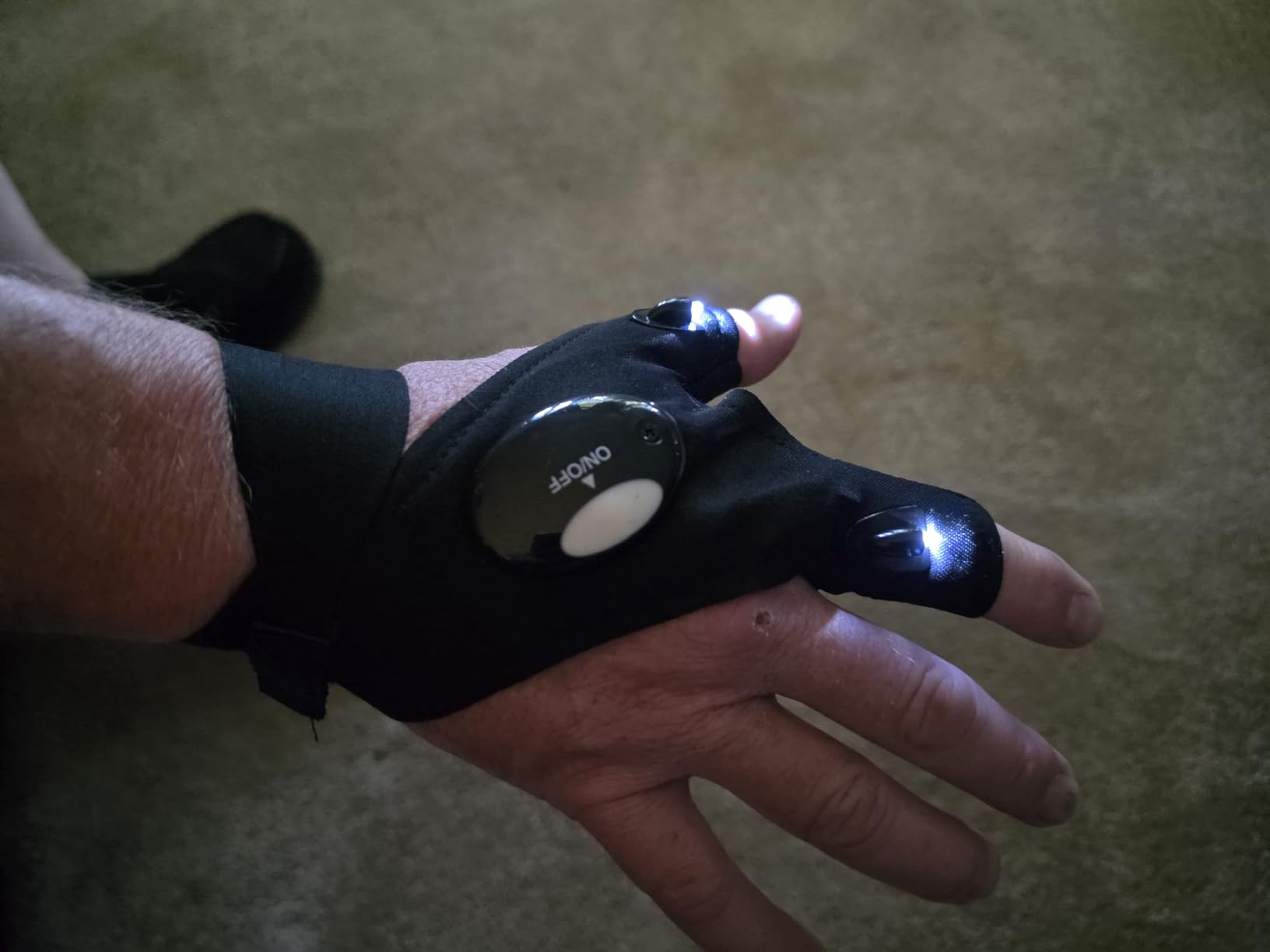 MOIPEJO LED Flashlight Gloves, Gifts for Men Dad Him Boyfriend Husband, Cool Gadget Hands-Free Finger Lights for Camping Fishing Repairing, Fathers Day Christmas Birthday Gift-Black customer photo 1