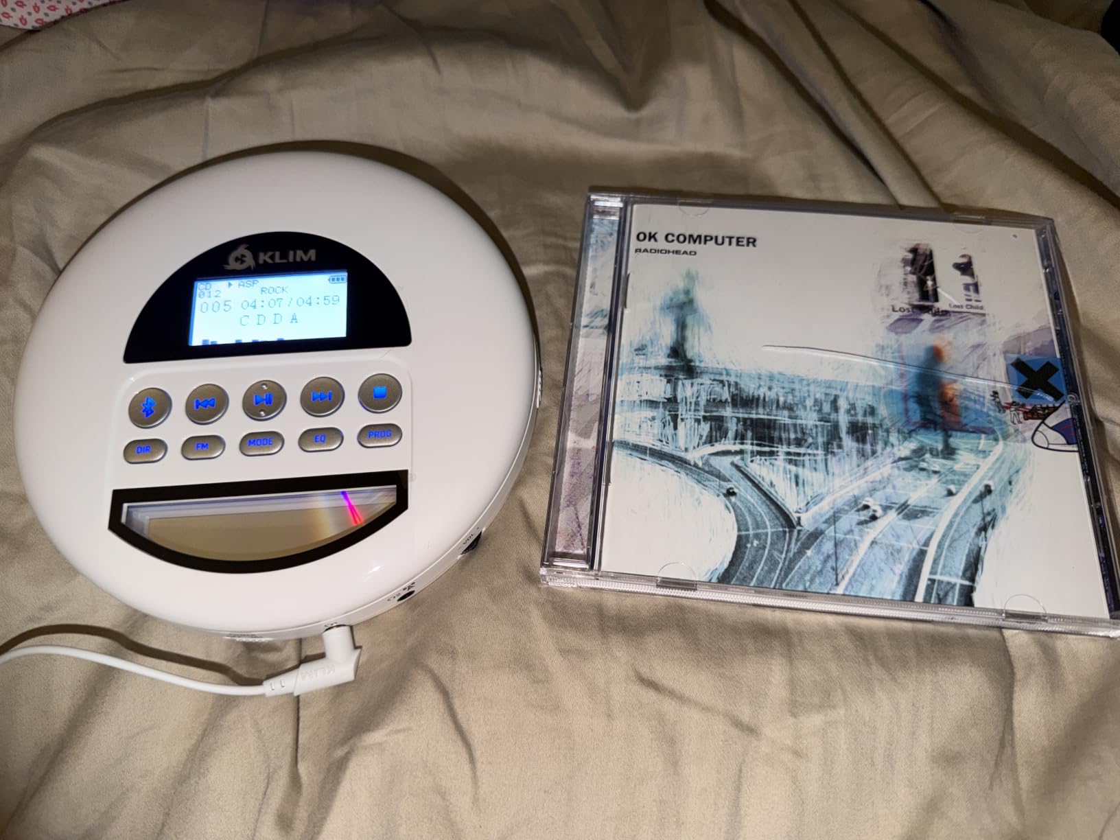 KLIM Nomad - New 2023 - Portable CD Player Walkman with Long-Lasting Battery - with Headphones - Radio FM - Compatible MP3 CD Player Portable - TF Card Radio FM AM Bluetooth - Ideal for Cars - Black customer photo 1