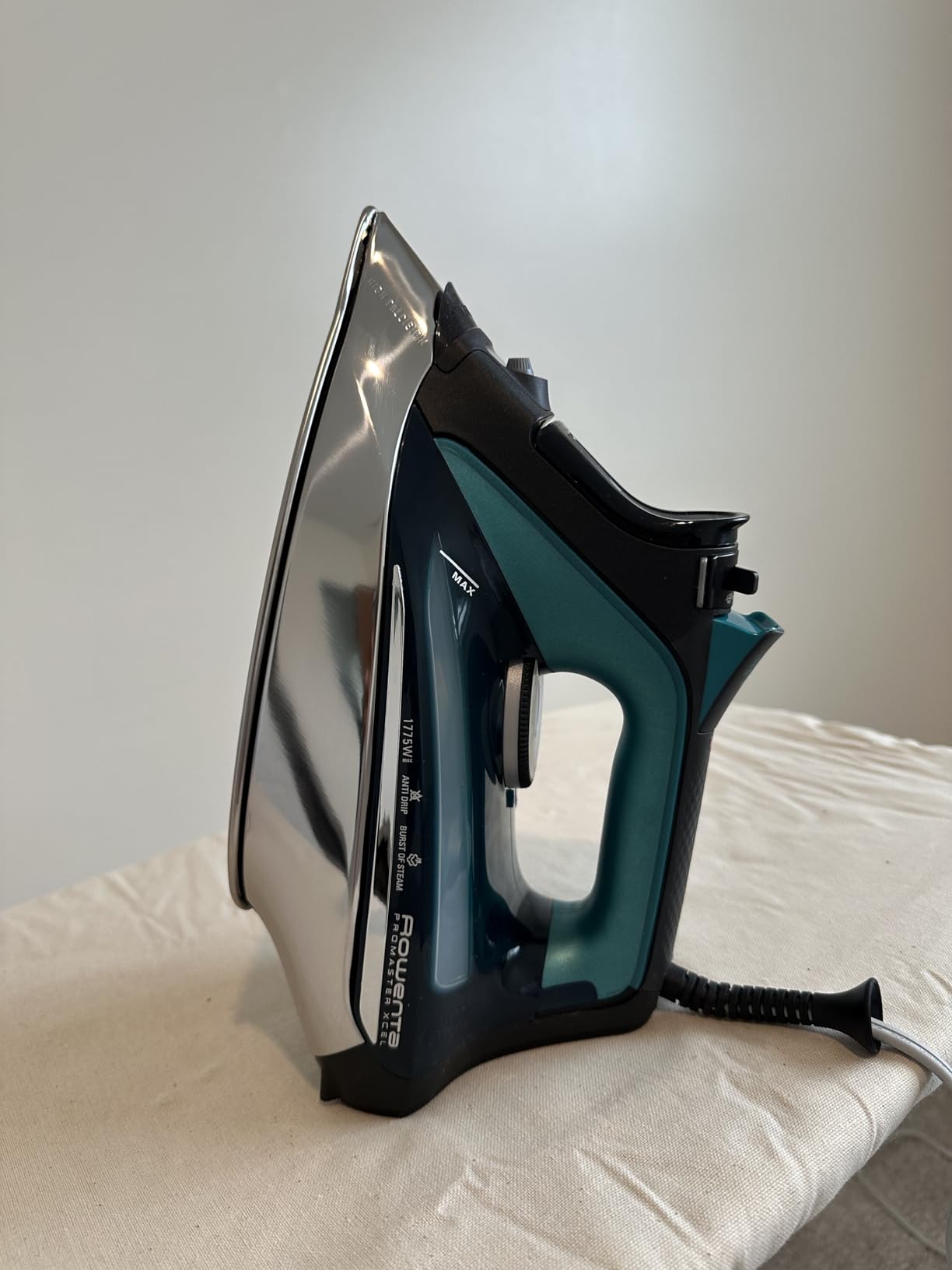 Rowenta Pro Master Stainless Steel Soleplate Steam Iron for Clothes, Anti-Drip Protection, 210 g/min, 400 Microsteam Holes, 1775 Watts Iron Steamer for Clothes, Powerful Steam DW8360 customer photo 1