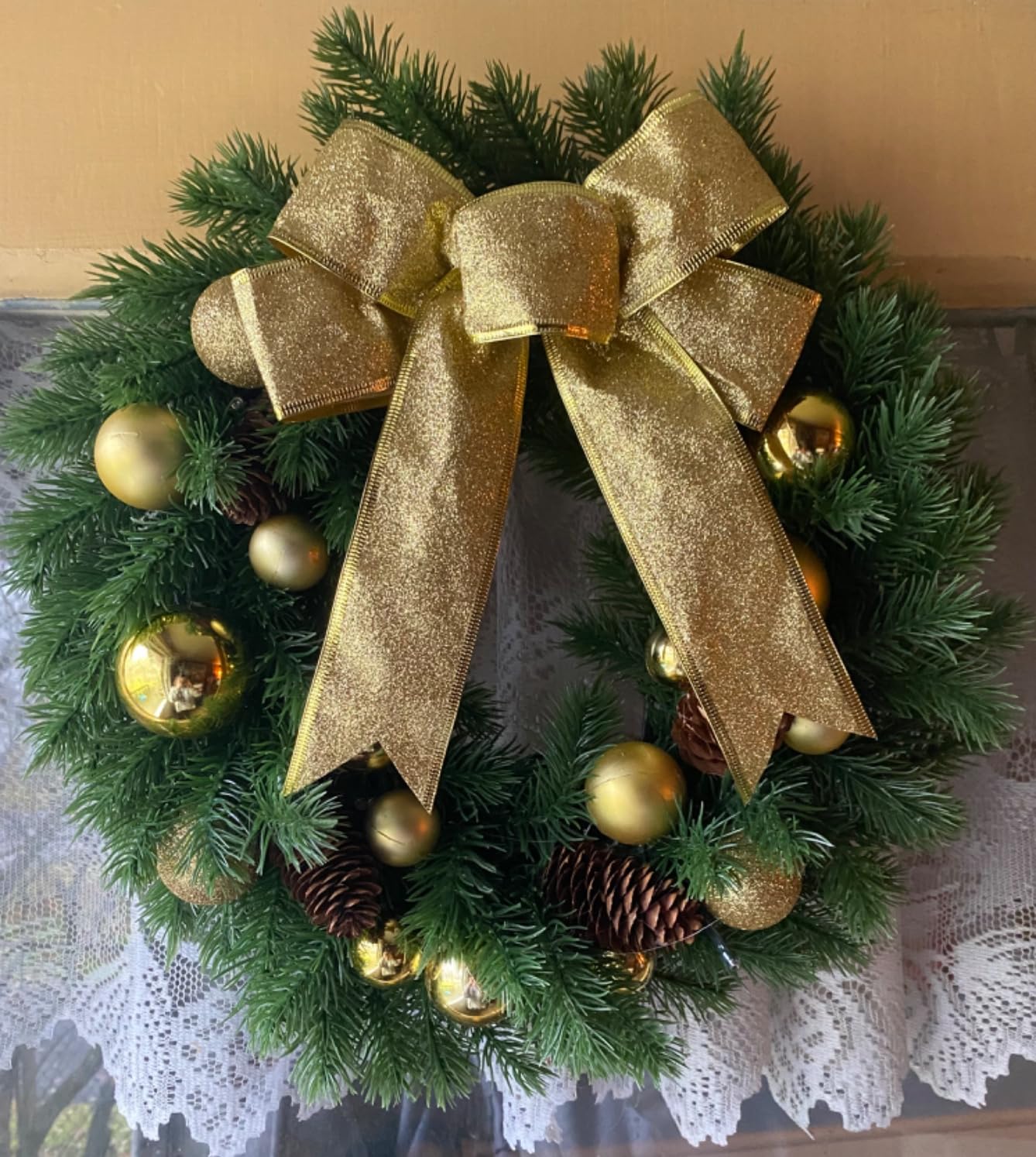 Hausse Lighted Christmas Wreath with Metal Hanger, Pre-lit Xmas Wreath with Large Golden Bow & Balls, Battery Operated with 40 LEDs Lights, for Front Door Gate Wall Christmas Party Decorations customer photo 1