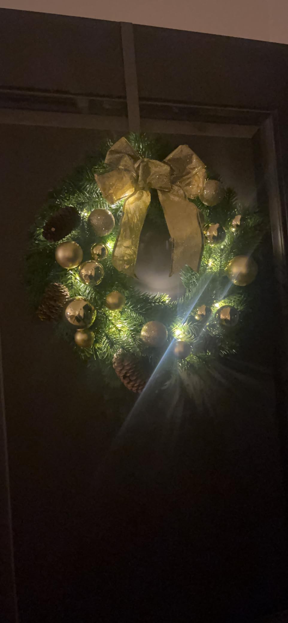 Hausse Lighted Christmas Wreath with Metal Hanger, Pre-lit Xmas Wreath with Large Golden Bow & Balls, Battery Operated with 40 LEDs Lights, for Front Door Gate Wall Christmas Party Decorations customer photo 2