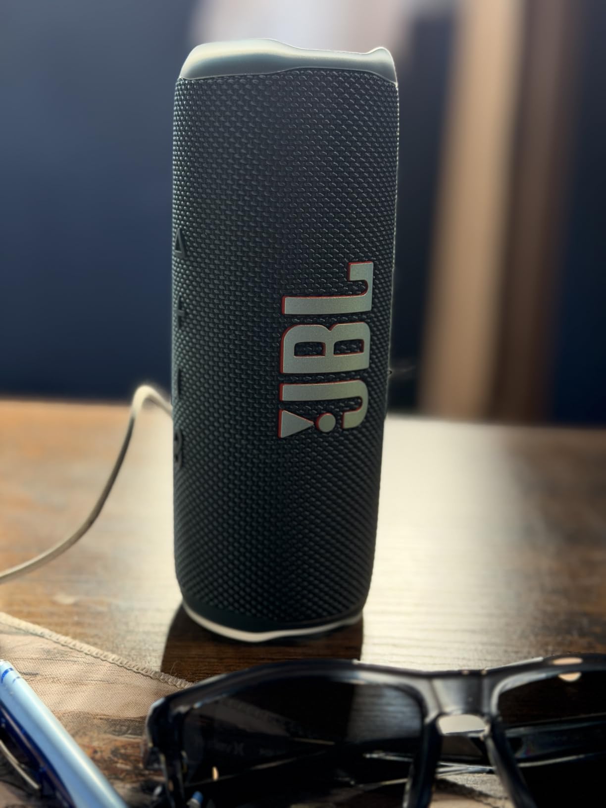 JBL Flip 6 - Portable Bluetooth Speaker, powerful sound and deep bass, IPX7 waterproof, 12 hours of playtime, JBL PartyBoost for multiple speaker pairing for home, outdoor and travel (Black) customer photo 1