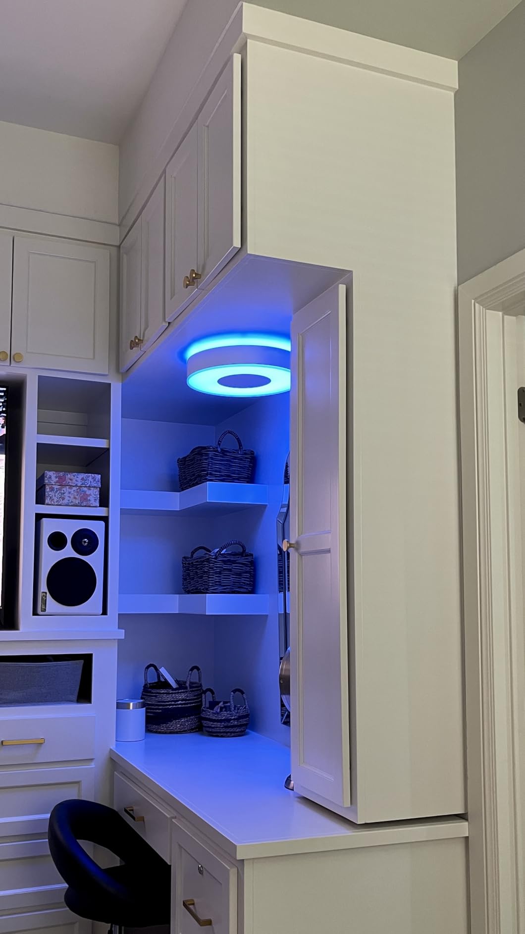 Philips Hue Infuse Medium Ceiling Lamp, White - White and Color Ambiance Color-Changing Smart LED Light - 1 Pack - Control with Hue App - Compatible with Alexa, Google Assistant, and Apple Homekit customer photo 2
