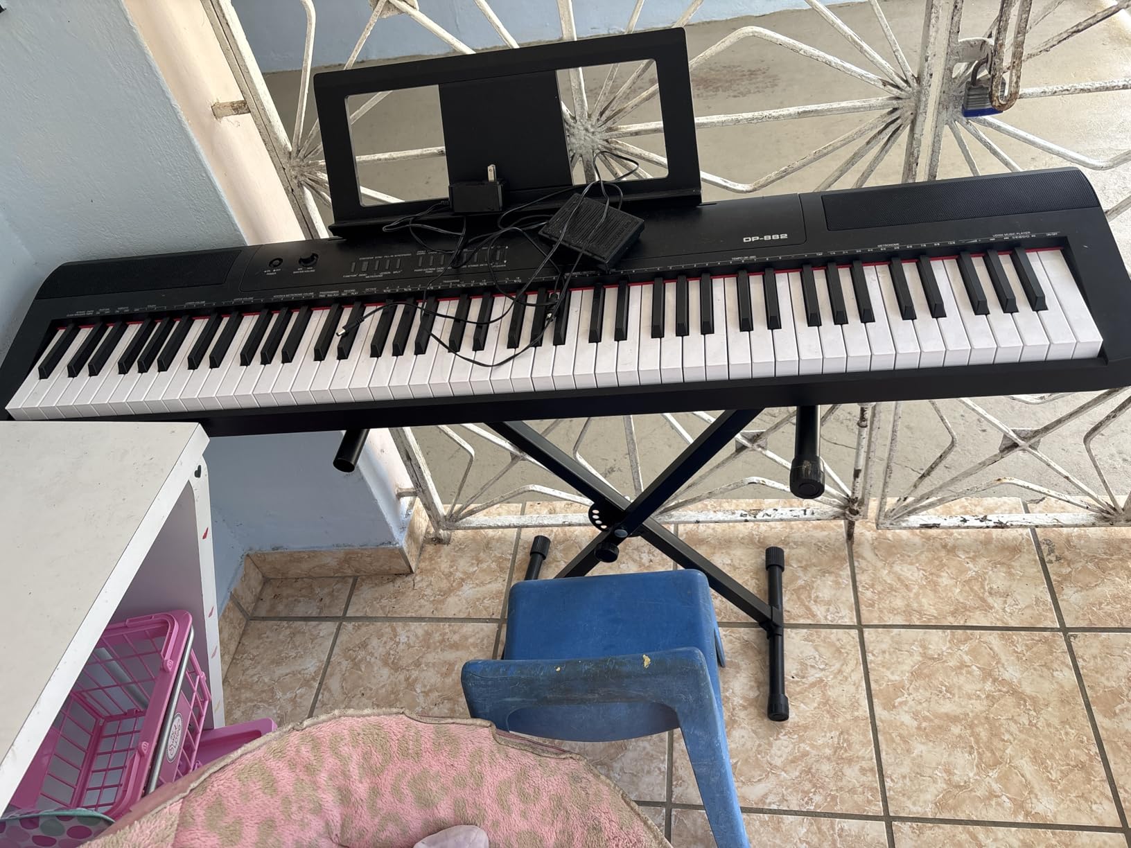 Amazon Basics Portable Electric Keyboard Piano with 61 Full Size Keys, Built-in Speakers, Songs for Learning, Digital Piano, Black customer photo 2