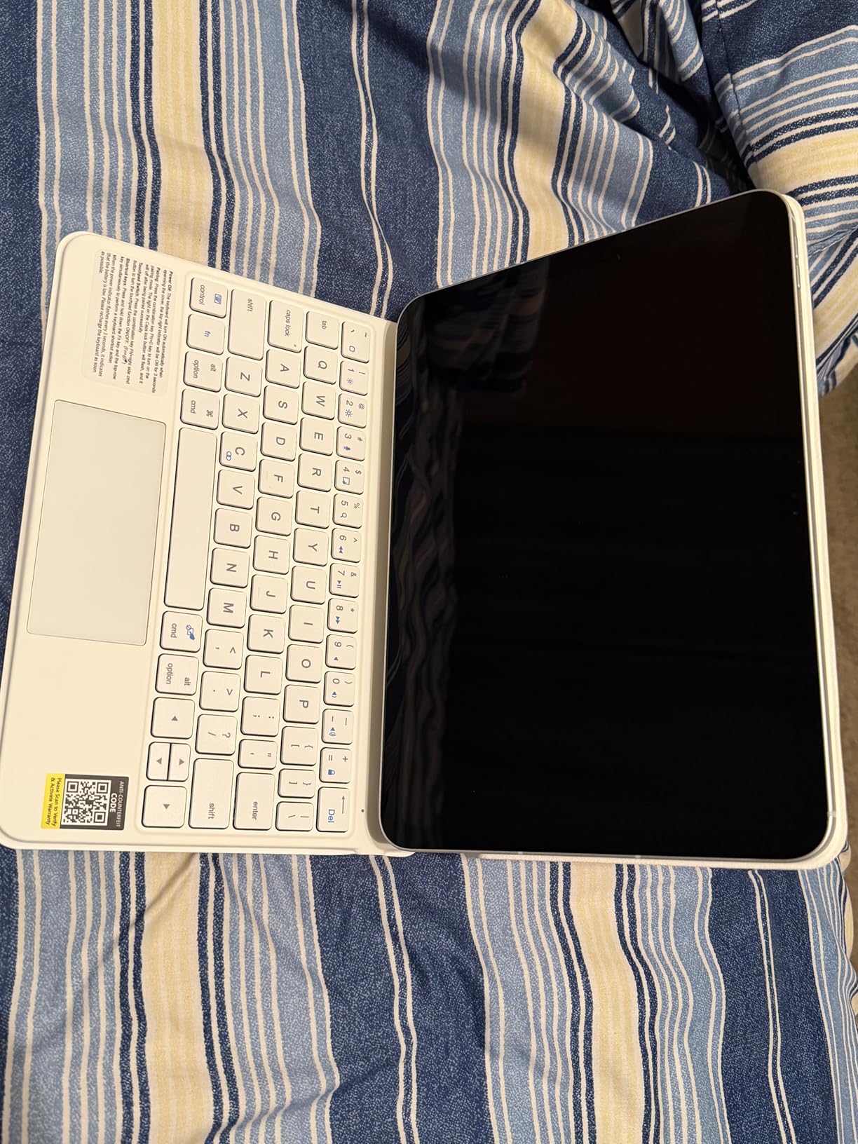 runelk Keyboard Case for iPad 10th Generation 2022 & 11th (A16, 2025) - Magic-Style Keyboard with Multi-Touch Trackpad - Floating Cantilever Stand - Magnetic Case for iPad 10.9 inch 10th / 11th Gen. customer photo 2