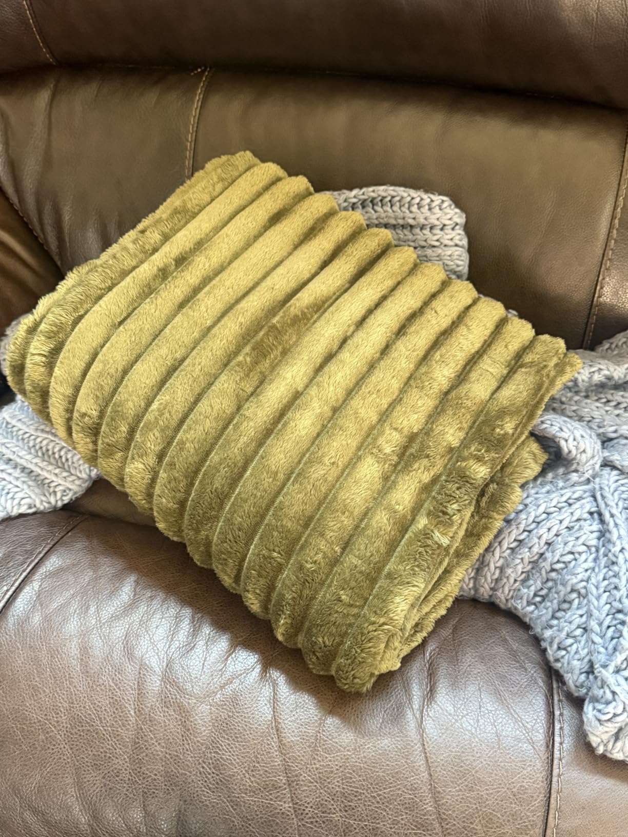Bedsure GentleSoft White Throw Blanket for Couch - Birthday Gifts for Women Mom Her Girls, Cozy Fleece Blanket for Sofa Bed, Living Room Home Bedroom Decor Dorm Essentials, Off White, 50x60 Inches customer photo 1