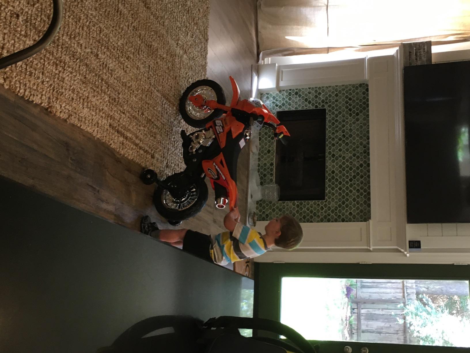 Best Choice Products Kids 6V Ride On Motorcycle w/Treaded Tires, Working Headlights, 2mph Top Speed, Training Wheels, Realistic Sounds, Music, Battery Charger - Black customer photo 2