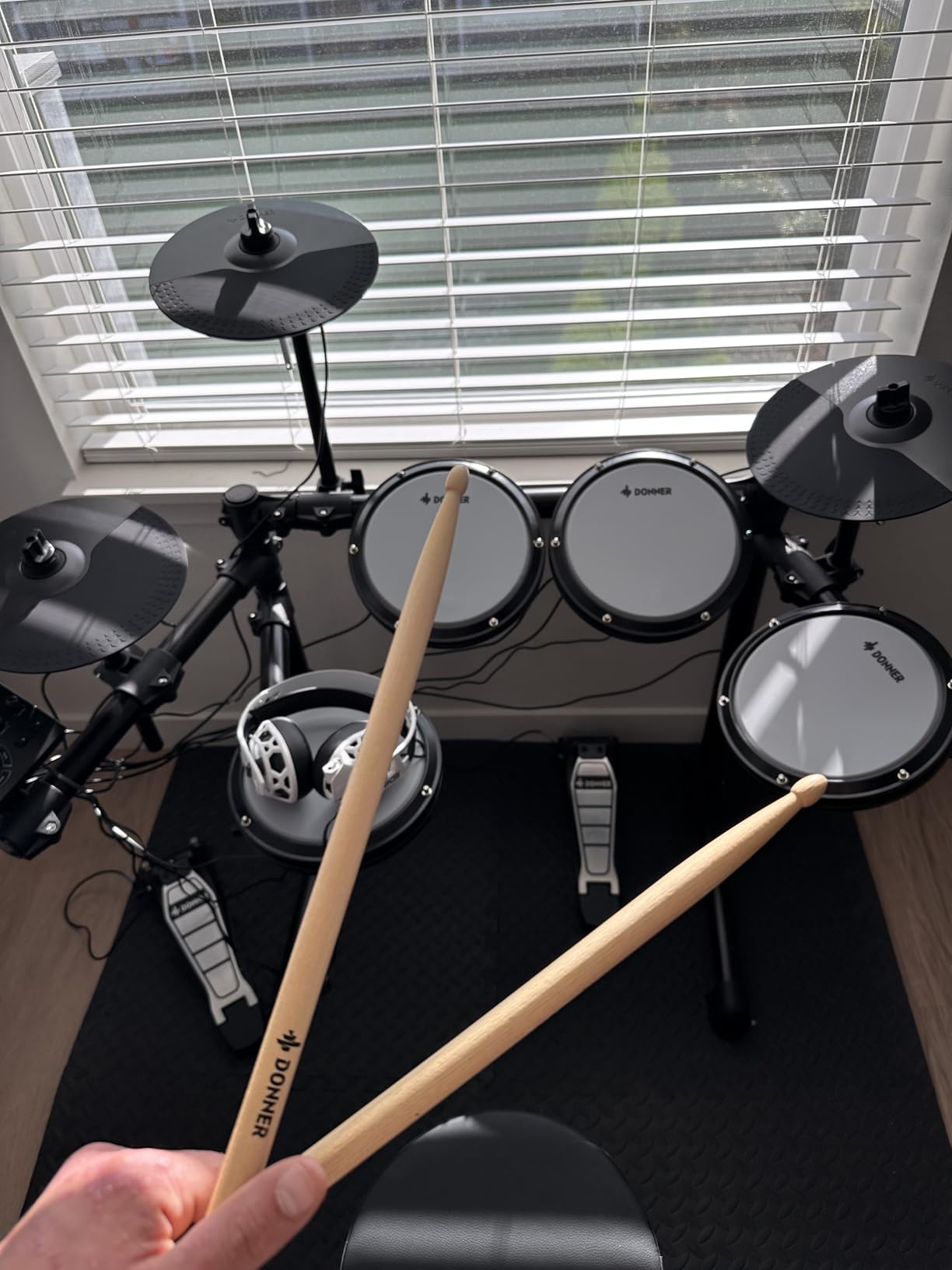 Donner DED-200 LITE Electronic Drum Kit for Beginner with 450+ Sounds, USB MIDI, Quiet Mesh Pads, Throne, Headphones, Sticks and 40 Melodics Lessons customer photo 2