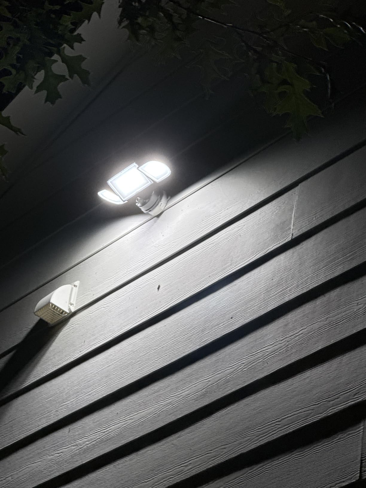 ledmo LED Wall Pack Light 150w Waterproof Ultra Bright Outdoor Lights Wall Mount 5000K 21000lm Commercial and Industrial Security Flood Lighting Exterior Fixture 100-277V Equivalent Energy Save customer photo 1
