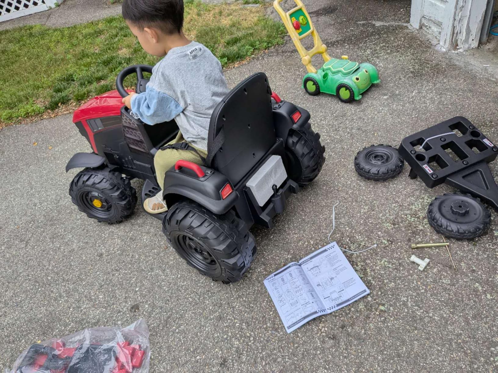 ELEMARA 24V 9AH Ride on Tractor with Easy Detachable Trailer, 400W Motors Electric Tractor Toy for Big Kids, All-Terrain Capability, Safety Design with 3-Point Seat Belt for Ages 3+ (Green) customer photo 2
