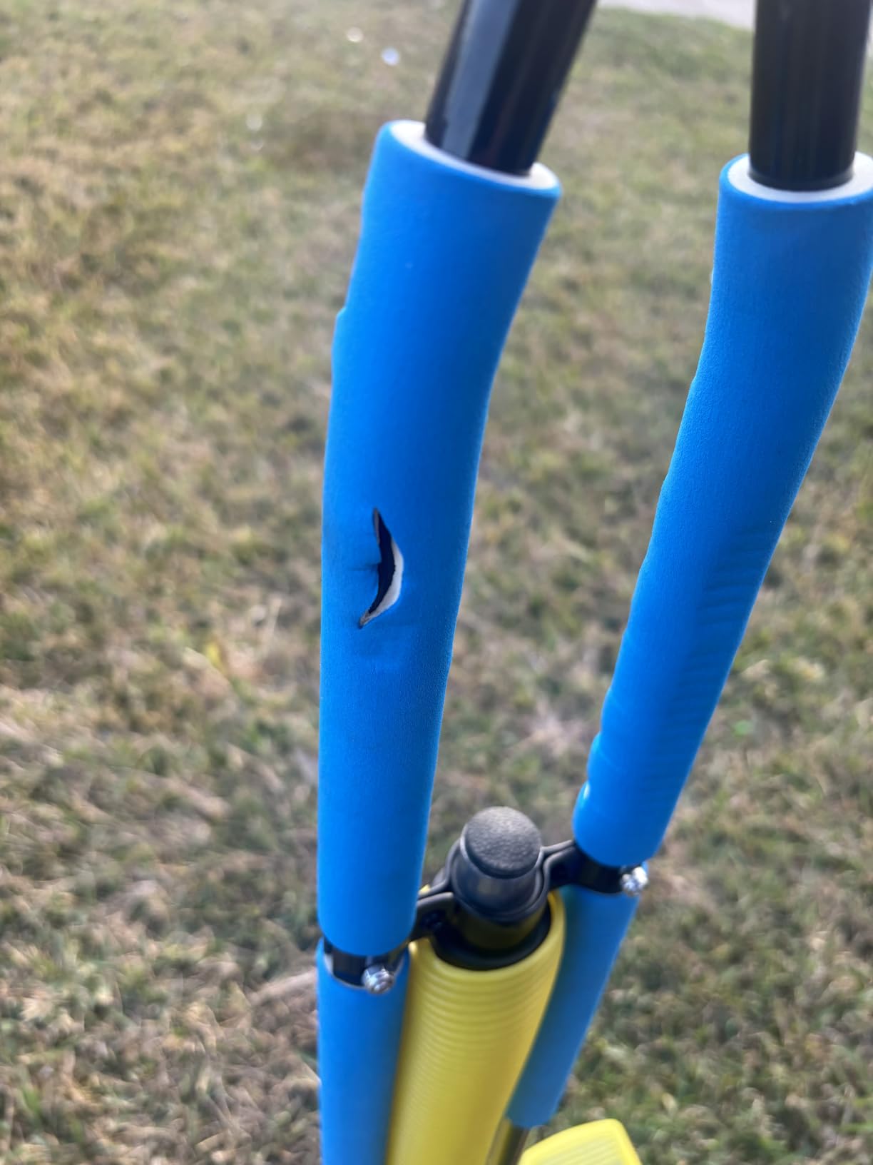 Leitee 2 Pcs Pogo Stick, Suitable for 80-160 Lbs, Soft Foam Jump Stick, Easy Grip Handles, for Beginners Teens Adults Outdoor Exercise Body Balance Keep Healthy(Blue, Green) customer photo 1