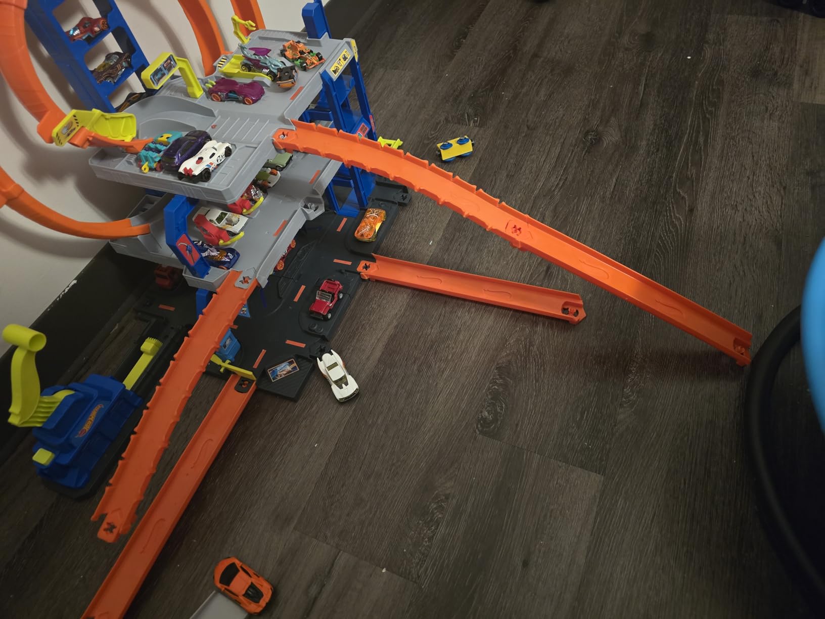Hot Wheels Track Creator Deluxe Pack & 2 1:64 Scale Toy Cars | Includes 25 Feet of Speed Snap Track & Connectors, Multiple Configurations, 2 Die-Cast Cars (Amazon Exclusive) customer photo 2