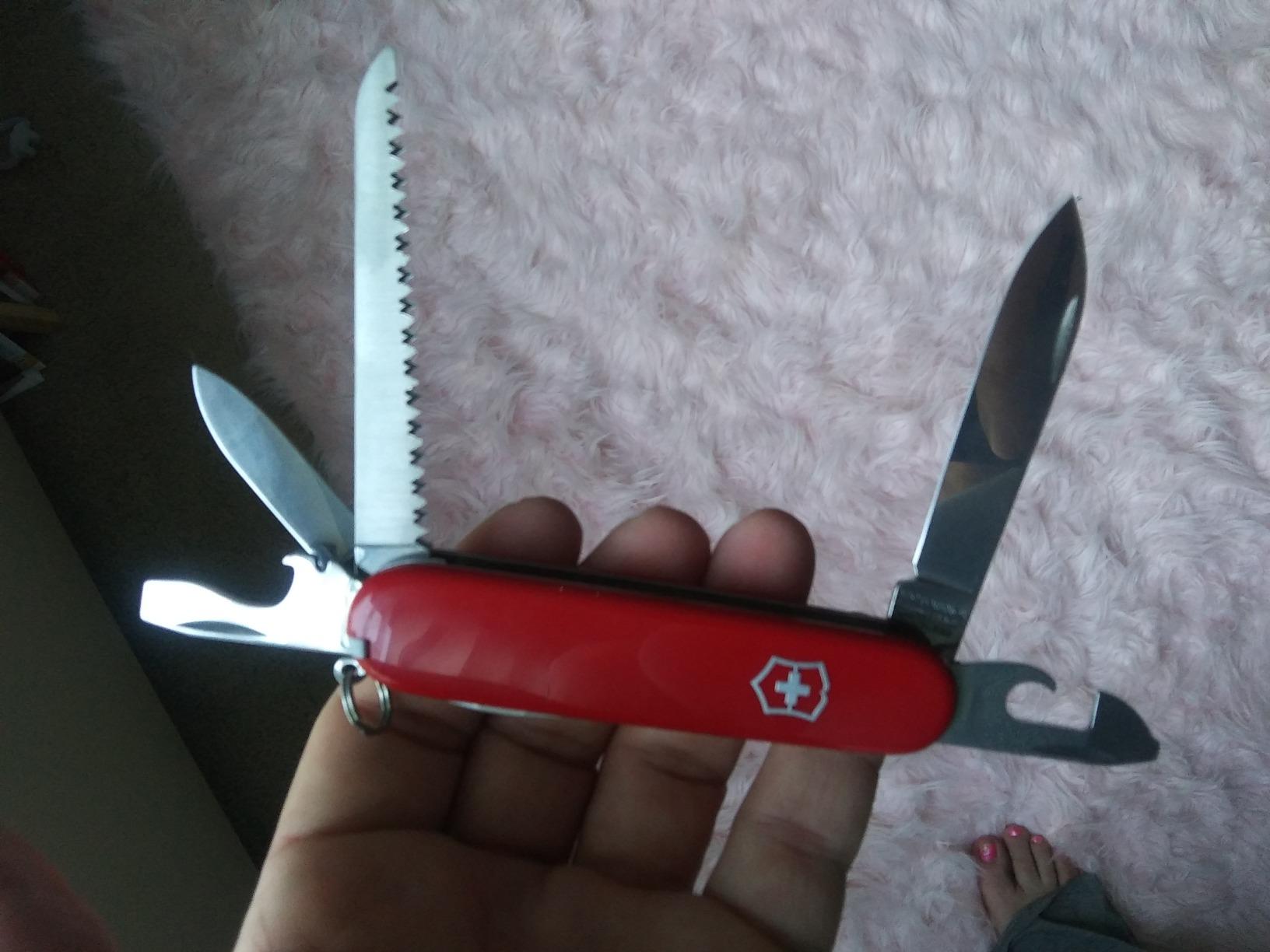 Victorinox Hiker Swiss Army Knife, 13 Function Swiss Made Pocket Knife with 2 Blades, Bottle Opener, Wood Saw and Phillips Screwdriver - Red customer photo 1