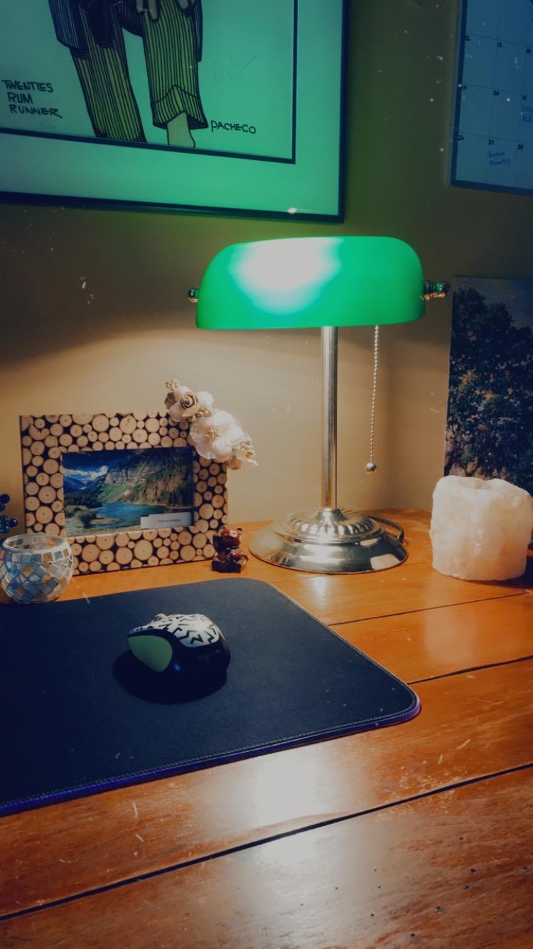 LIGHTACCENTS Traditional Banker’s Desk Lamp with Green Glass Shade and Brass Base – Classic Desk Lamp with Pull Chain, Office Lighting, Vintage Style Reading Light customer photo 1