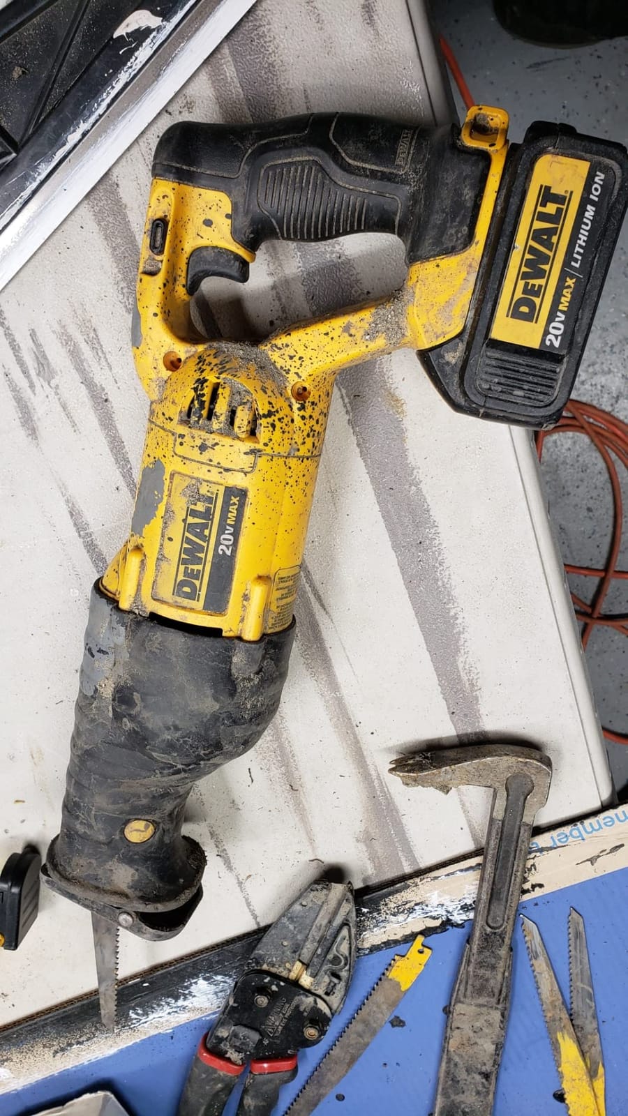 DEWALT 20V MAX Reciprocating Saw, 3,000 Strokes Per Minute, Variable Speed Trigger Cordless Saw, Tool Only (DCS380B) customer photo 2