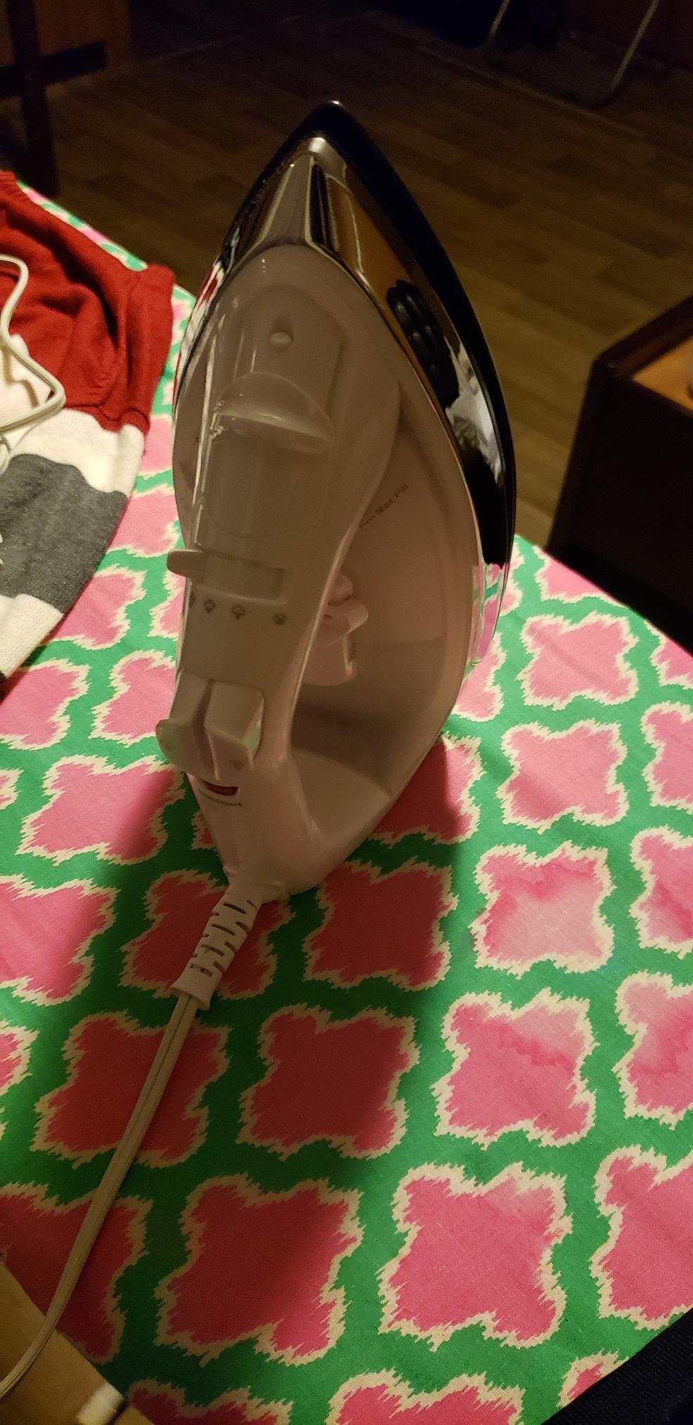 Sunbeam Classic Steam Iron, 1200 Watt, Mid-size Anti-Drip Nonstick Soleplate, Horizontal or Vertical Shot of Steam with 8' 360-Degree Swivel Cord and 3-Way Auto Shut-Off, White customer photo 2