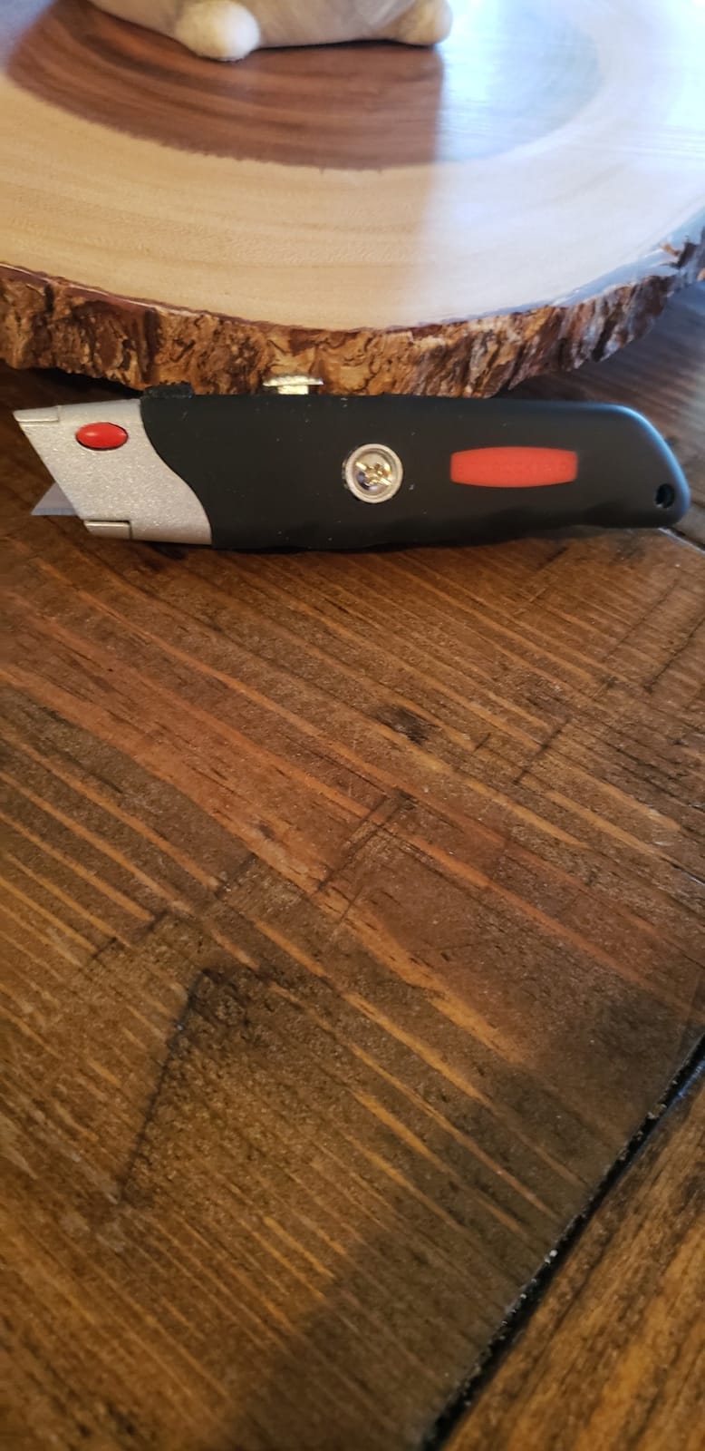 INTERNET'S BEST Premium Utility Knife Set | Retractable Box Cutter with Rubber Handle | Heavy-Duty Cutting for Cardboard, Carpet, Plastic | Retractable Blade | Includes 2 Razor Knives & Extra Blades customer photo 1