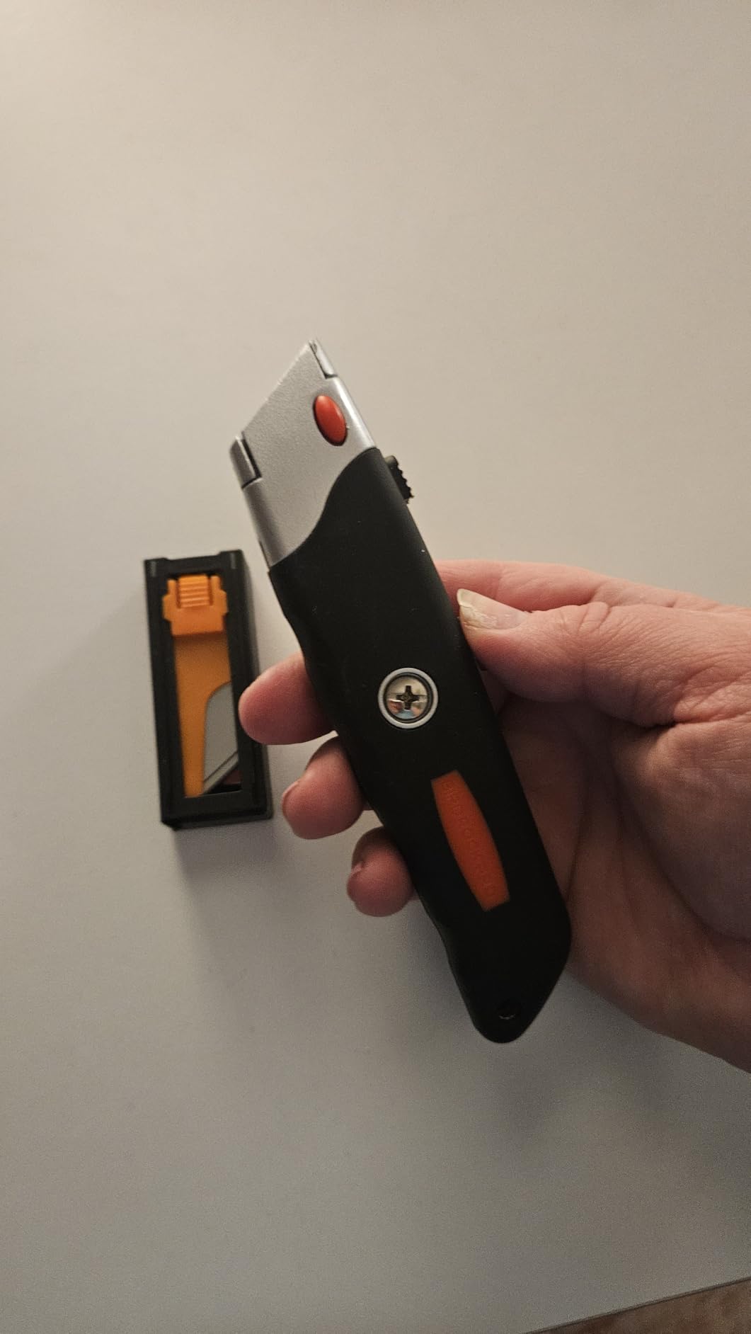 INTERNET'S BEST Premium Utility Knife Set | Retractable Box Cutter with Rubber Handle | Heavy-Duty Cutting for Cardboard, Carpet, Plastic | Retractable Blade | Includes 2 Razor Knives & Extra Blades customer photo 2