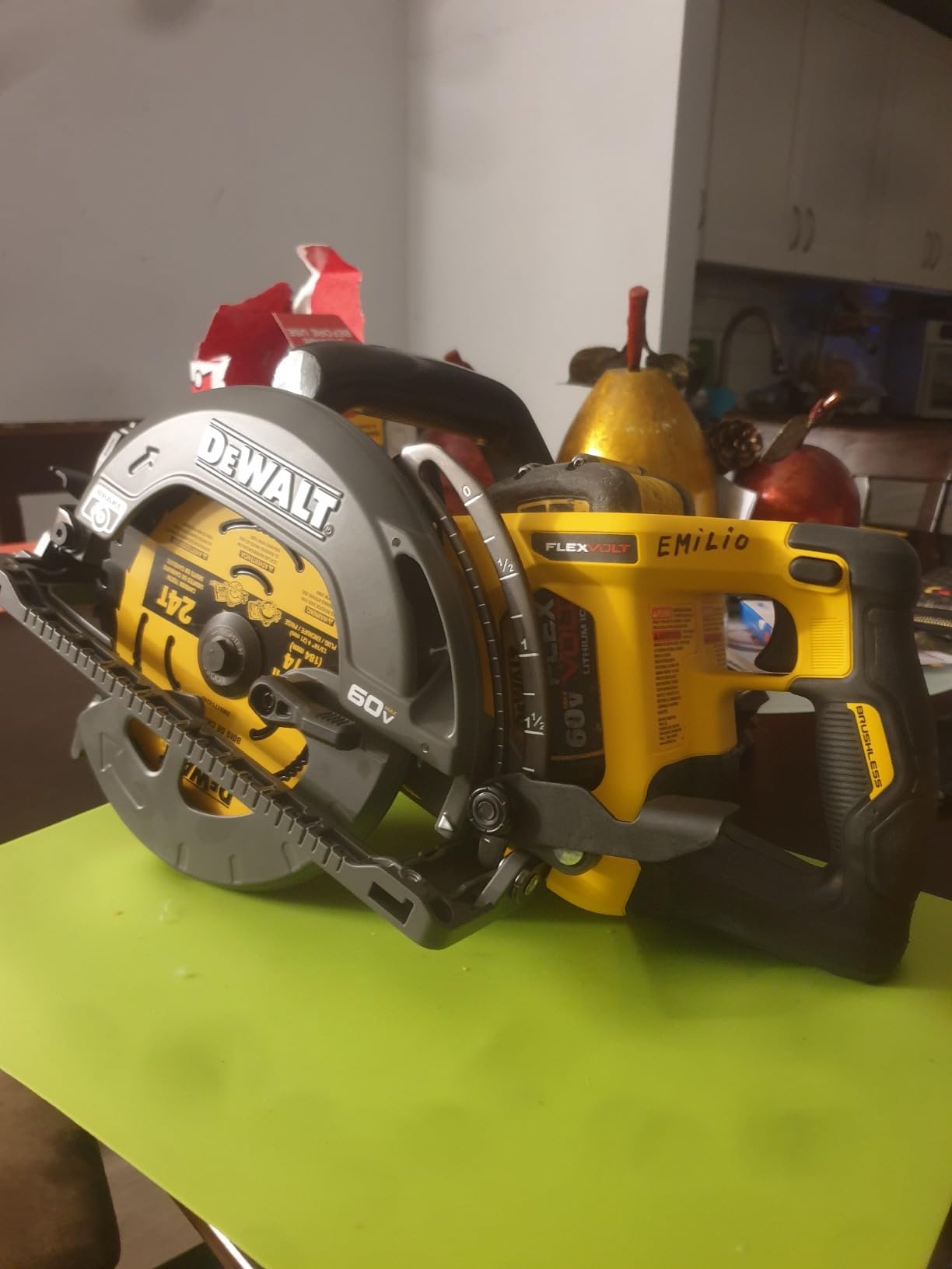 DEWALT FLEXVOLT 60V MAX* Circular Saw Kit, 7-1/4-Inch, Worm Style, 9.0Ah Battery (DCS577X1) customer photo 1