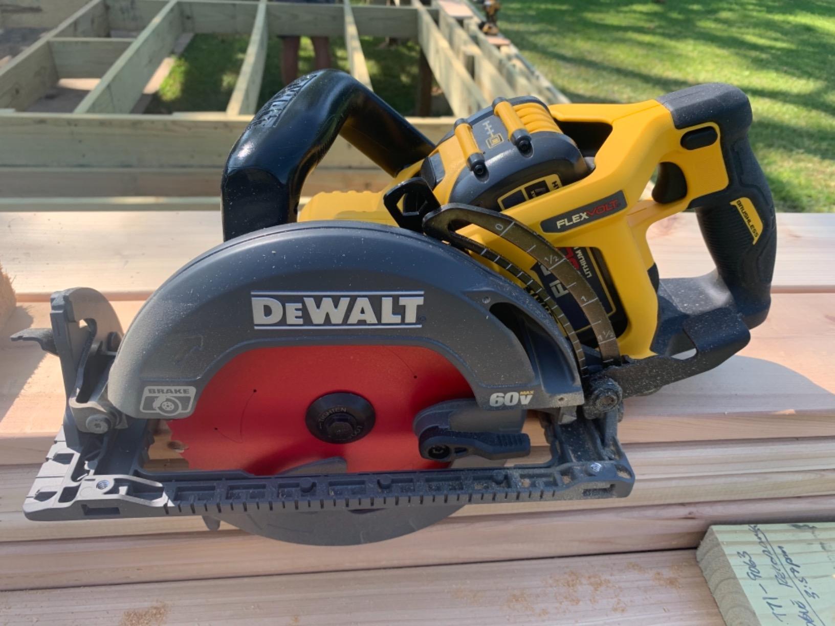 DEWALT FLEXVOLT 60V MAX* Circular Saw Kit, 7-1/4-Inch, Worm Style, 9.0Ah Battery (DCS577X1) customer photo 2