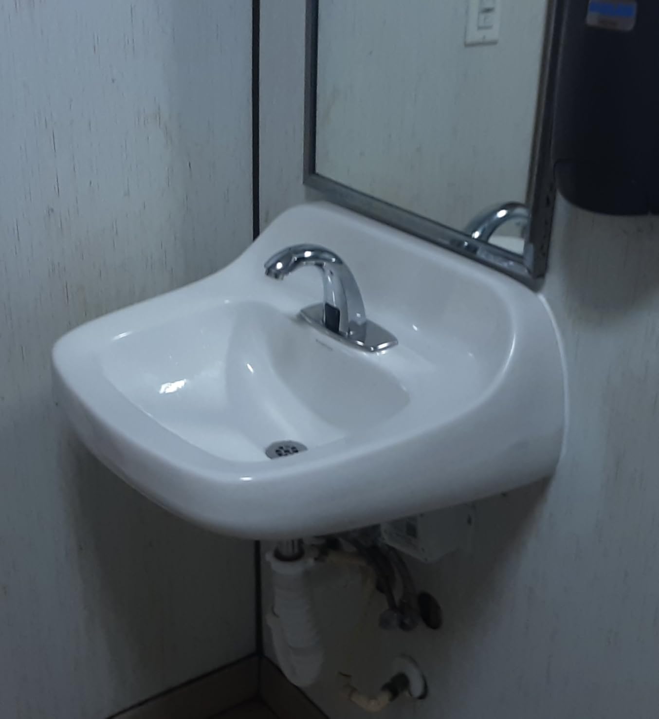 Charmingwater Touchless Bathroom Sink Faucet customer photo 1