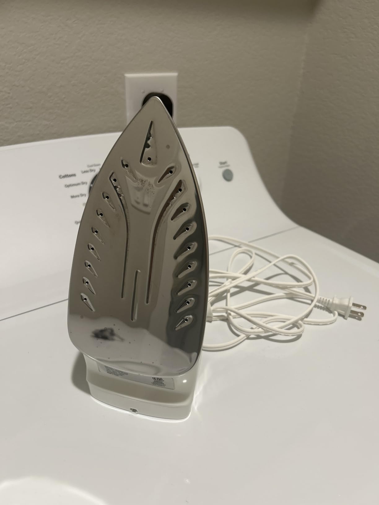 BLACK+DECKER Light 'N Easy Steam Iron with Stainless Soleplate customer photo 1