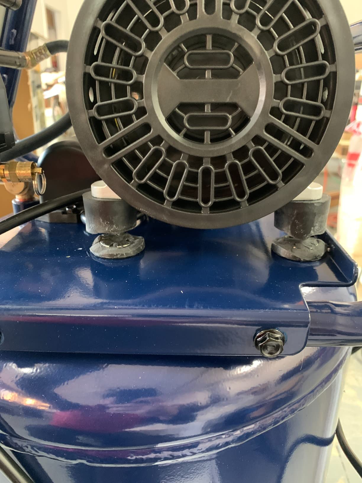 Stealth 20 Gallon Ultra Quiet Air Compressor,1.8 HP Oil-Free Peak 150 PSI 68 Decibel, 5.5 CFM @ 40 PSI 5 CFM @ 90 PSI Silent Long Life Electric Air Compressor W/Wheel for Garage customer photo 2