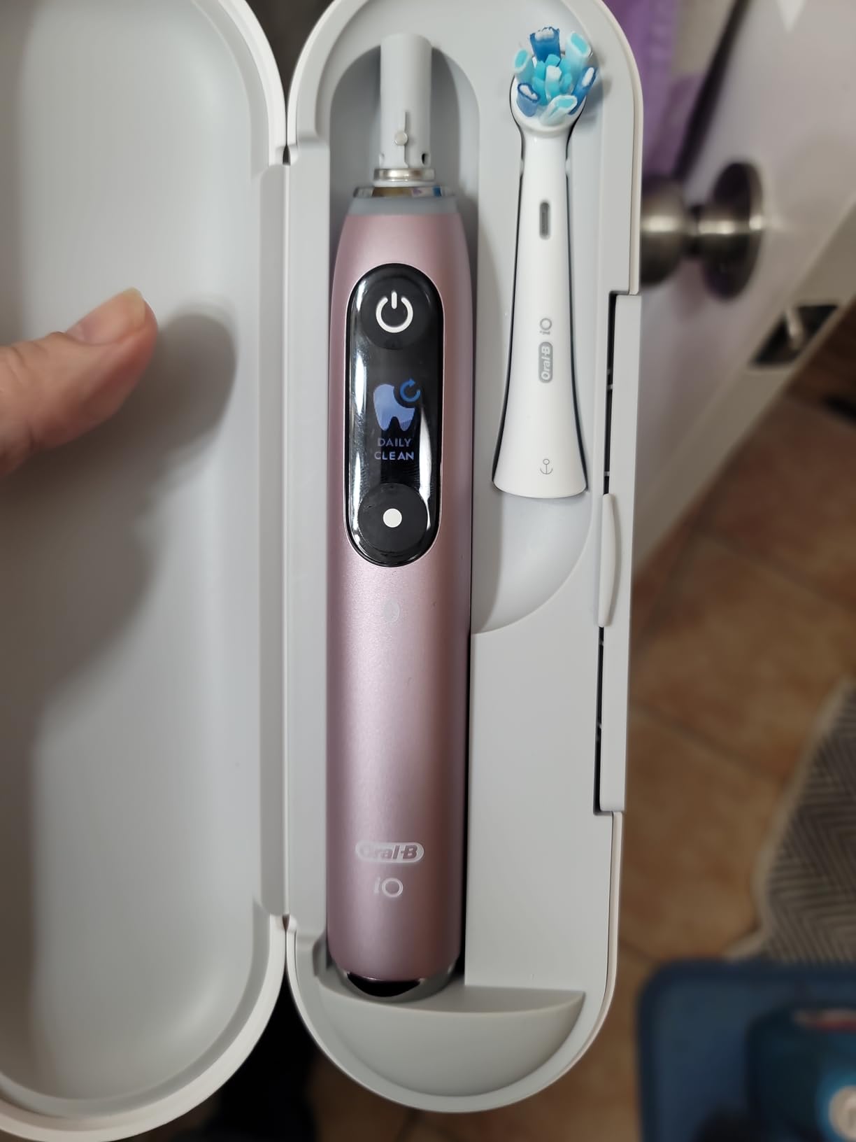 Oral-B Rechargeable Electric Toothbrush, iO9 Genius, 7 Cleaning Modes, Interactive Display, Charging Travel Case, Visible Pressure Sensor, 4 Brush Heads, White Alabaster customer photo 2
