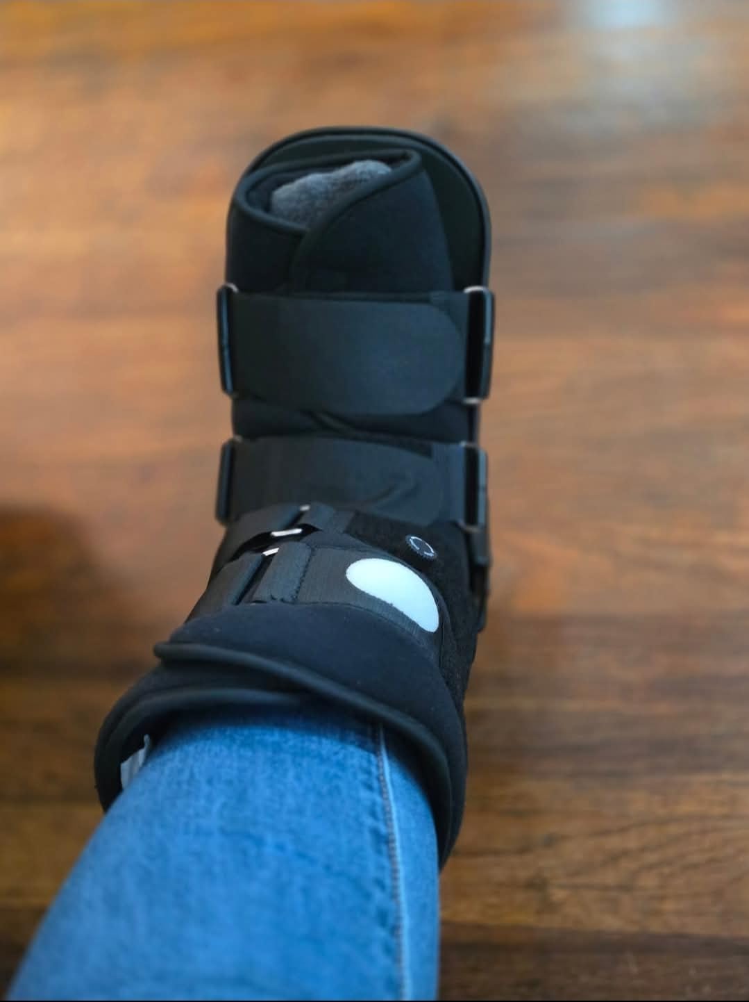 Medibot Advanced Walking Boot for Ankle Injuries & Fractures Adjustable Air Splint with Pump, Medium Black, Fits Shoe Size 6-10'', Men and Women customer photo 1