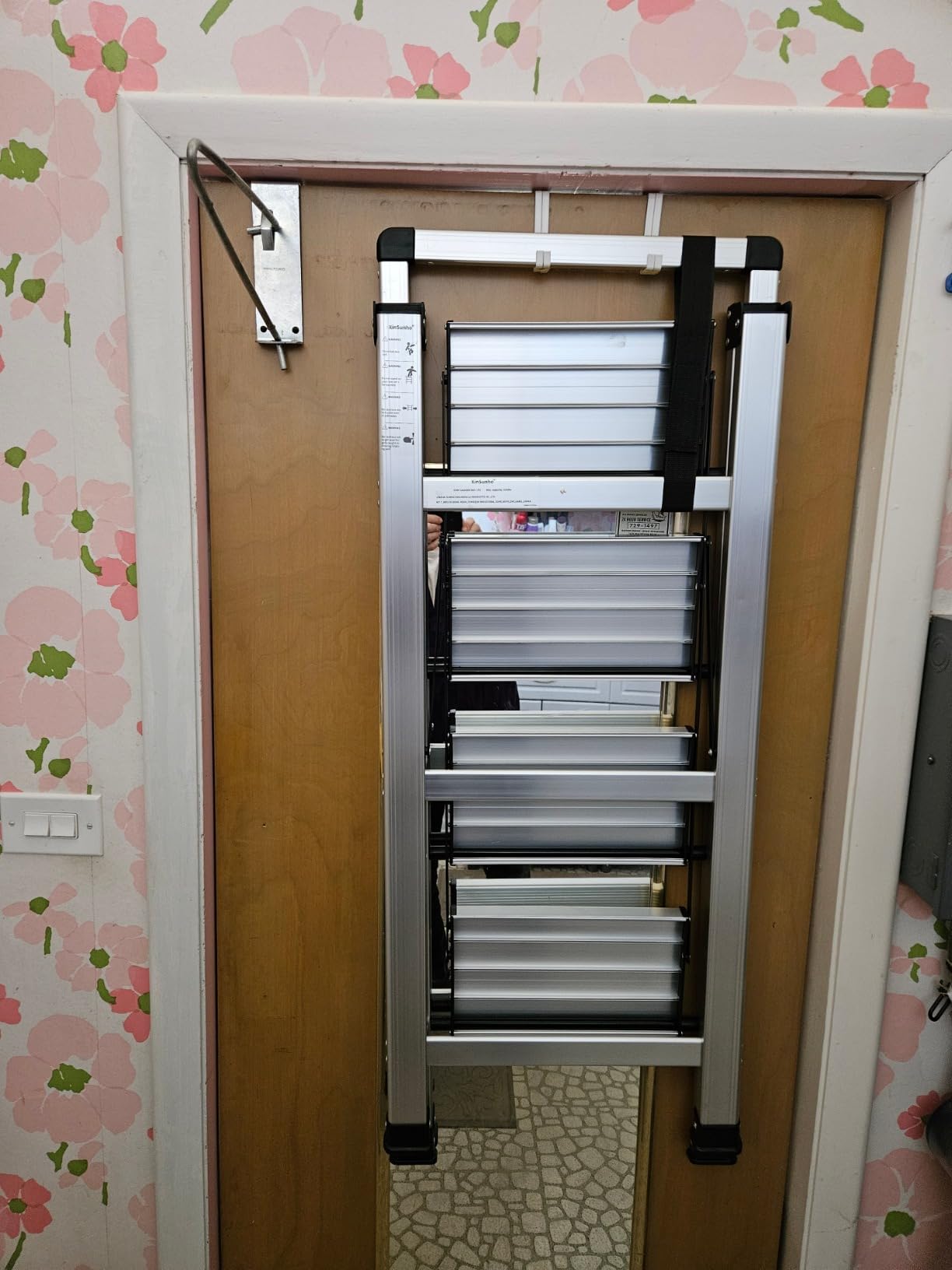 XinSunho 4 Step Ladder, Aluminum Folding Stool with Retractable Handgrip customer photo 2