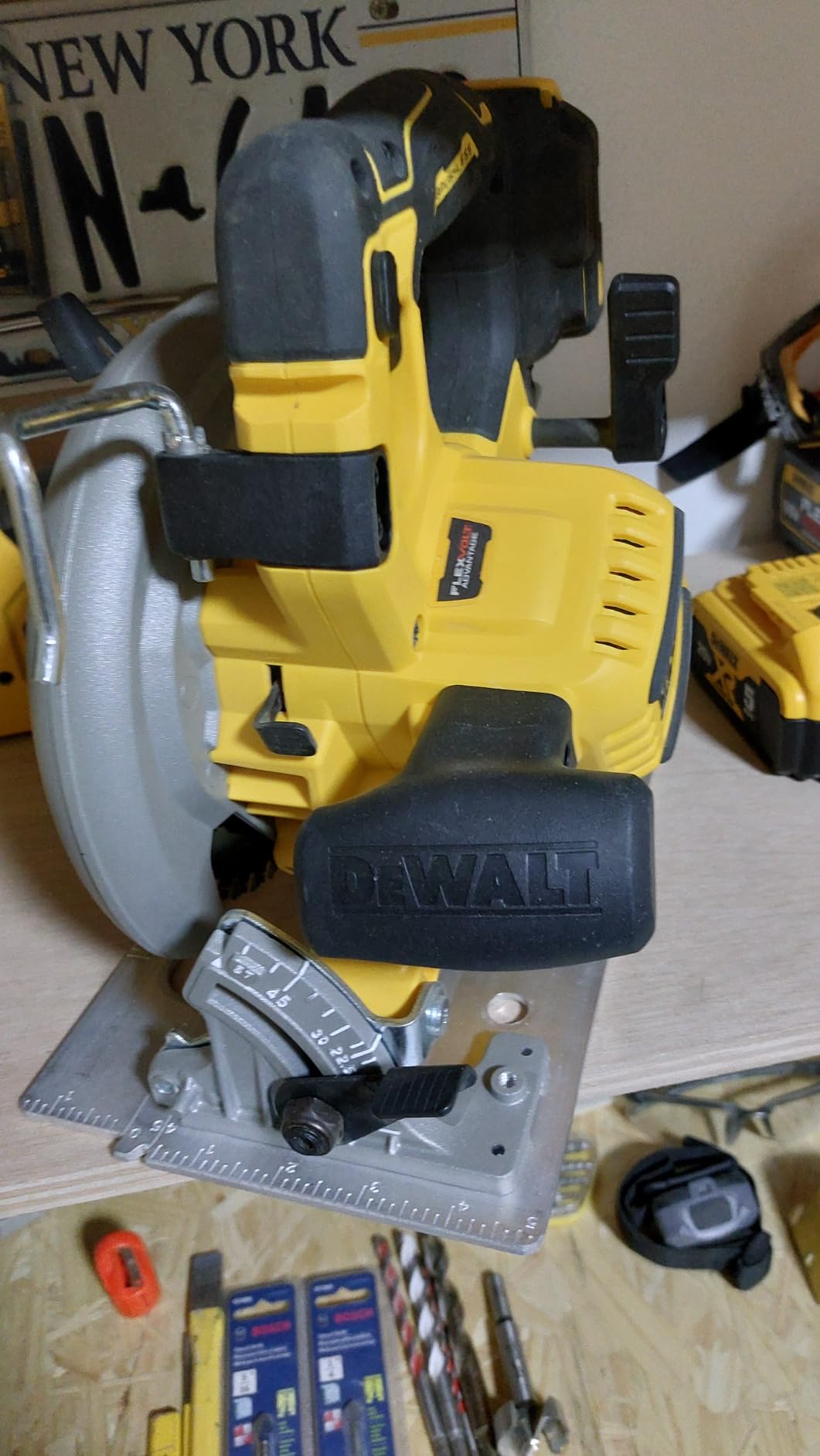 DEWALT FLEXVOLT ADVANTAGE 20V MAX* Circular Saw, 7-1/4-Inch, Cordless, Tool Only (DCS573B) customer photo 1