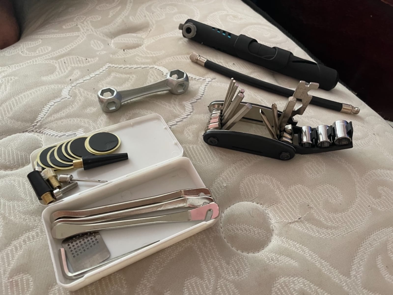 Chumxiny Bike Repair Kit Contains 16-in-1 Tool, 120Psi Mini Bicycle Pump, Tire Patch, Used for Mountain/Road Bike. customer photo 1