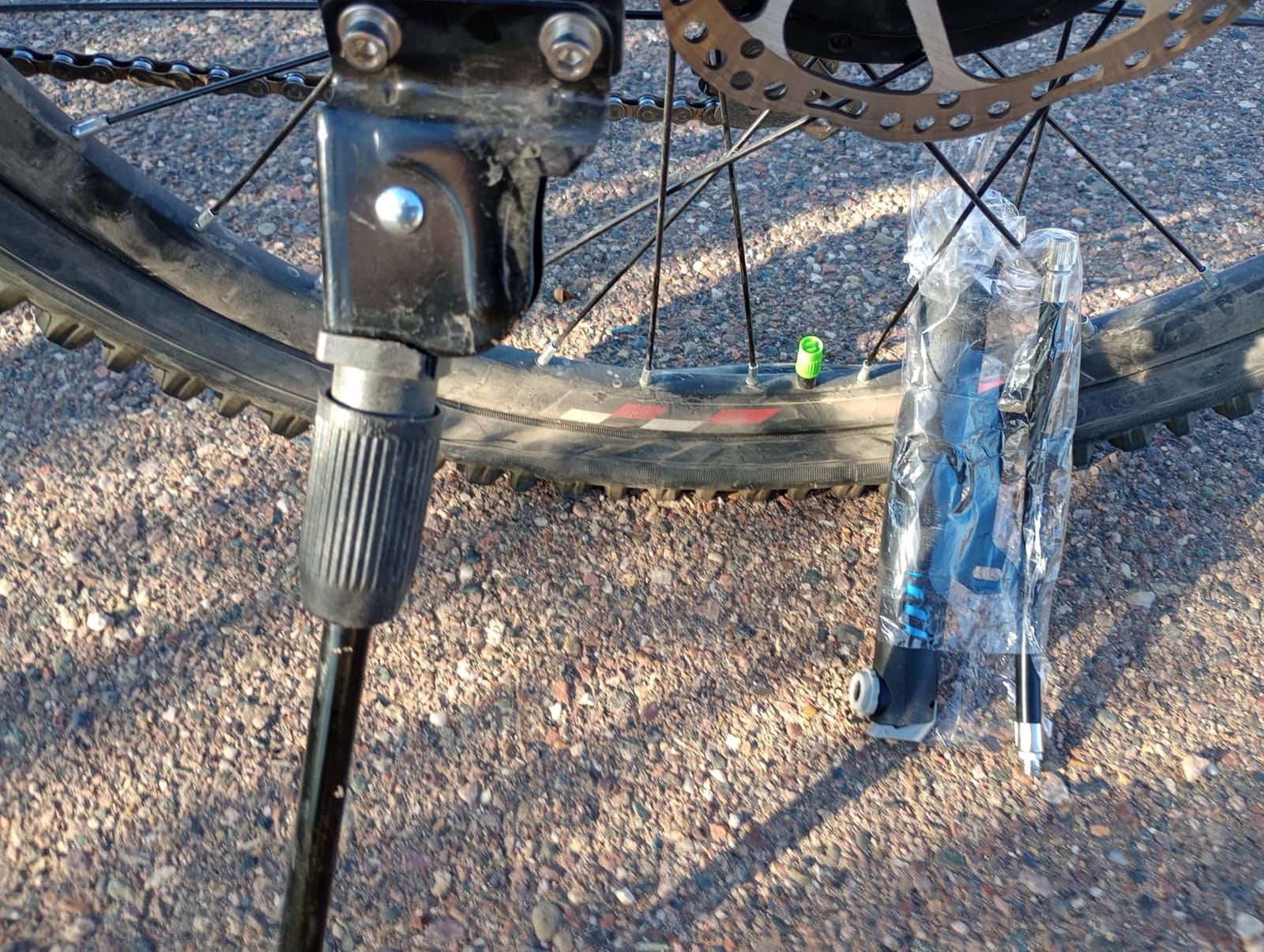 Chumxiny Bike Repair Kit Contains 16-in-1 Tool, 120Psi Mini Bicycle Pump, Tire Patch, Used for Mountain/Road Bike. customer photo 2