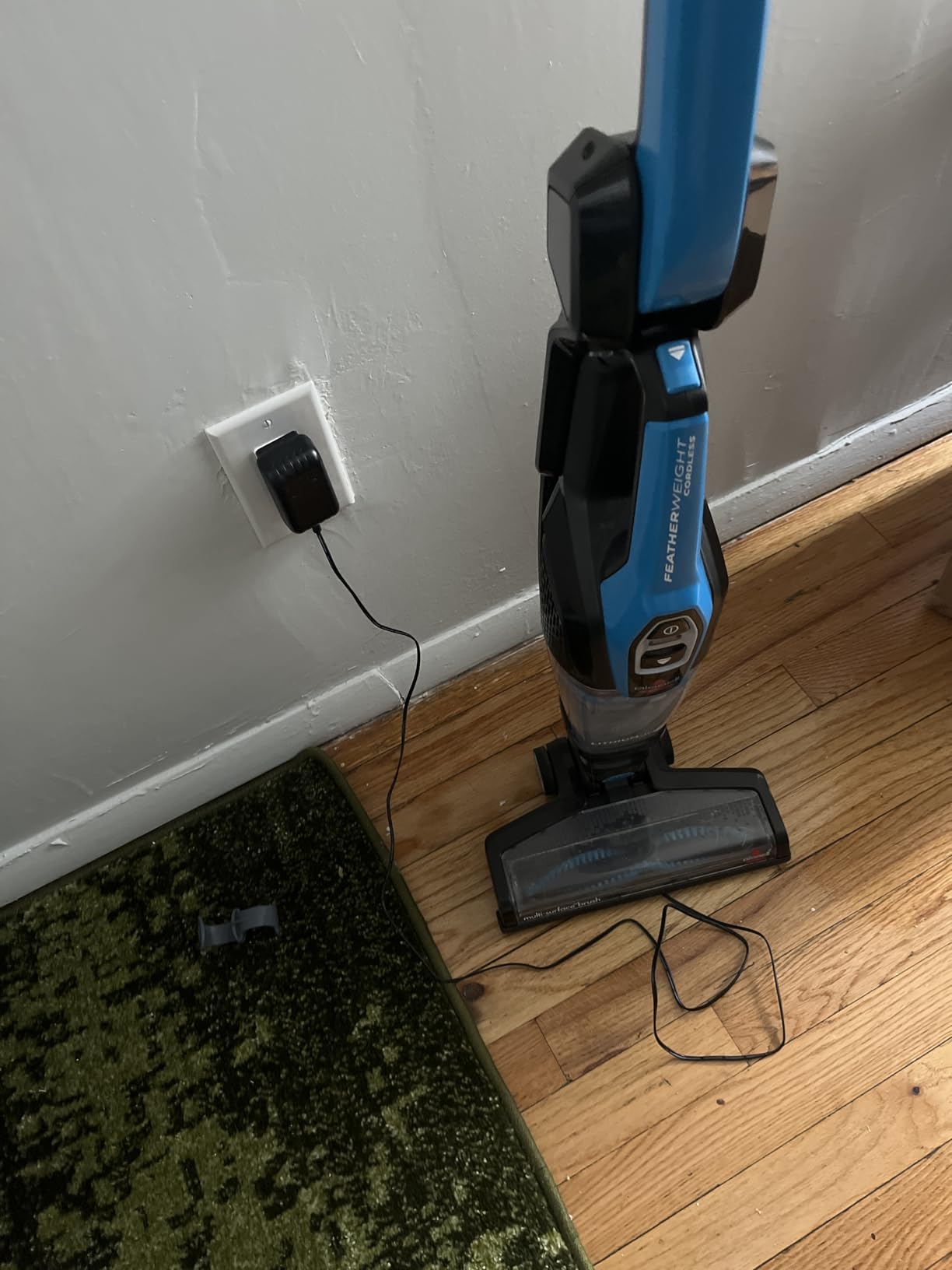 Bissell, 3061 Featherweight Cordless Stick Vacuum, Self-Standing, Electric Blue, Black customer photo 1