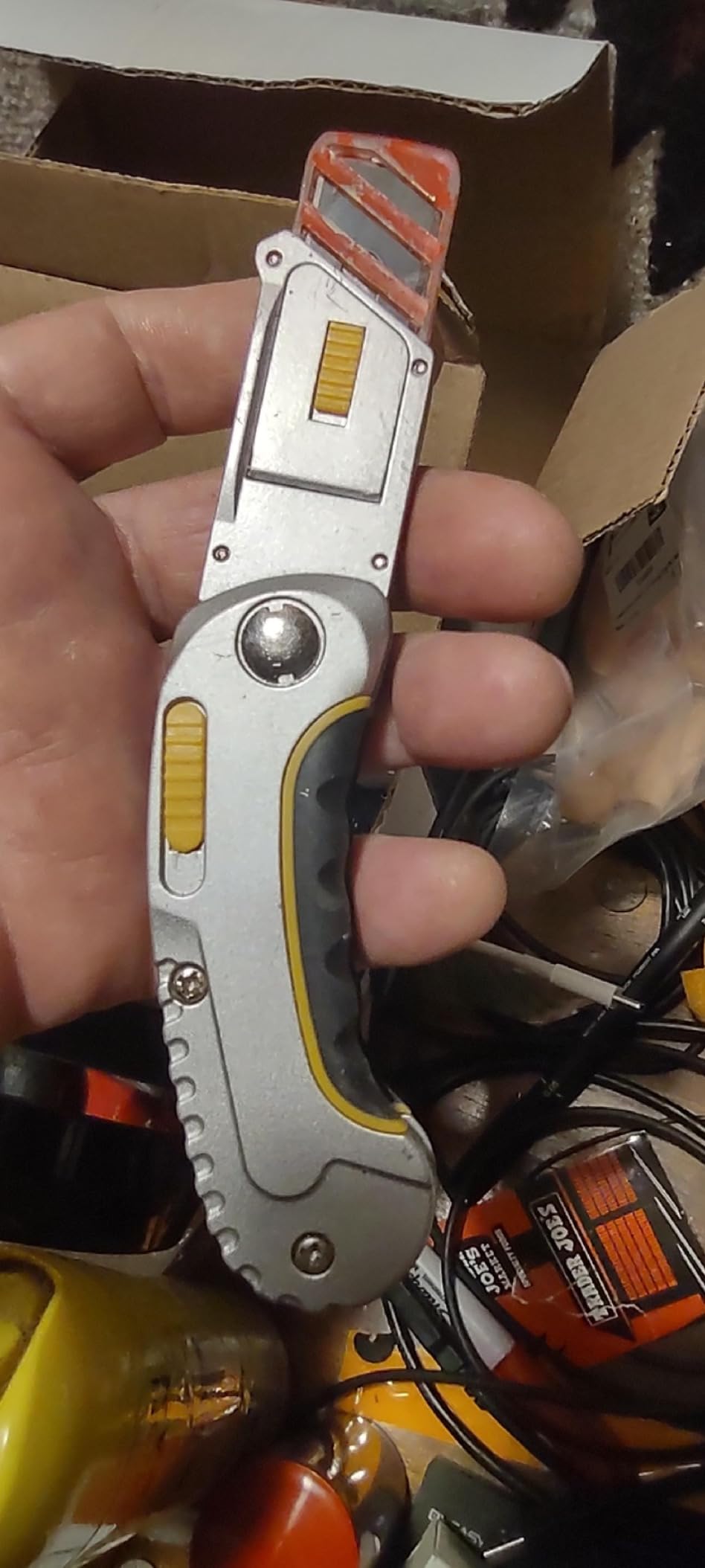 XW Folding Carpet Knife, Razor Blade Heavy Duty Utility Knife with Protective Cap, Extra 5 Blades Included customer photo 1