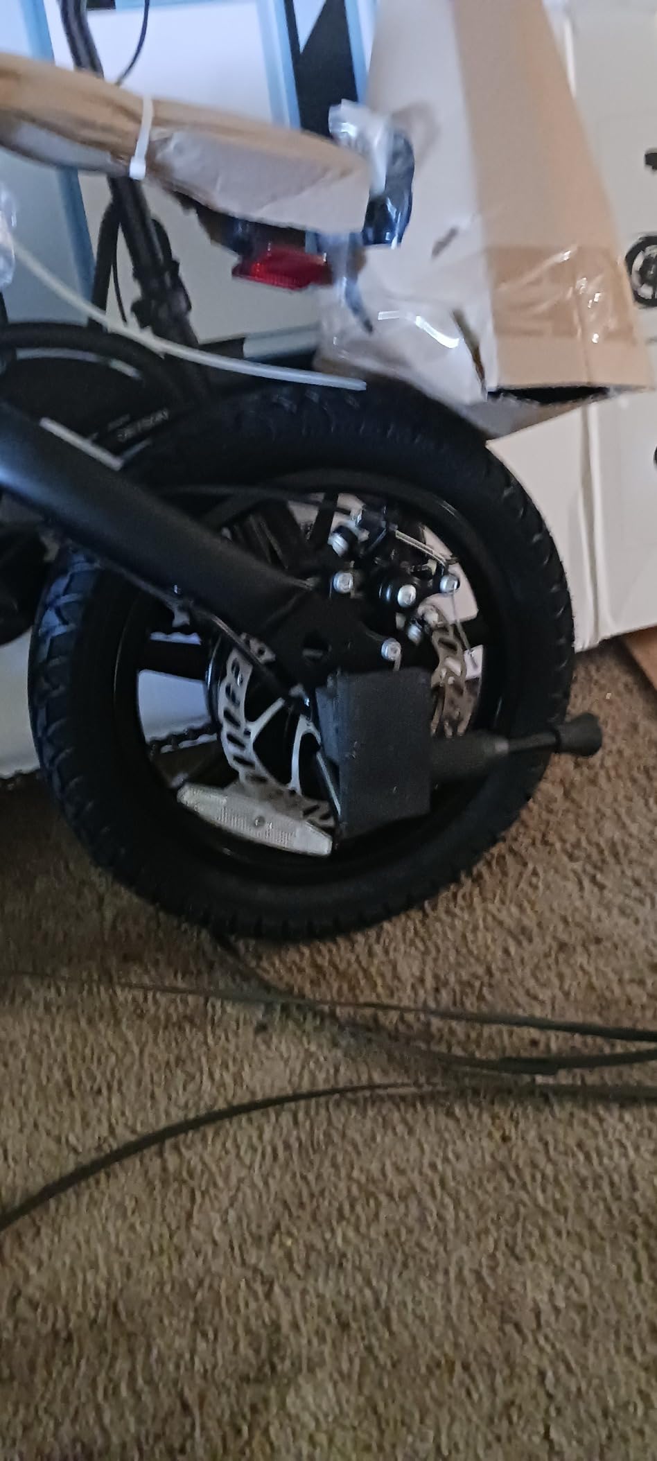Jetson Bolt Electric Bike, Foot Pegs, Easy-Folding, Built-in Carrying Handle, Twist Throttle, Cruise Control, Up to 15.5 MPH, Range Up to 15 Miles, Ages 13+ customer photo 2