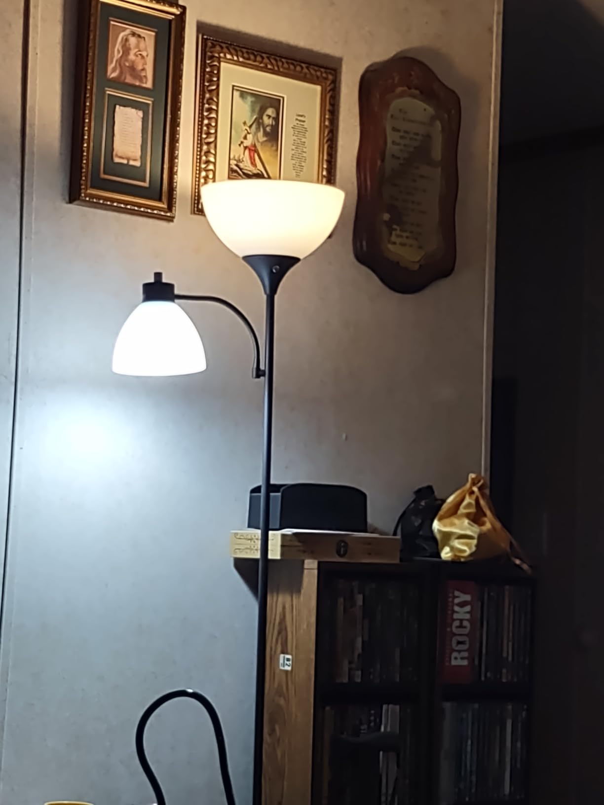 GERGO Led Floor Lamp, Super Bright 11W+7W 2100LM Torchiere Floor Lamps for Living Room, Stepless Adjustable 4 Color Temperatures 3000K-6000K with Remote Control for Bedroom (Matte Black) | 2 LED Bulbs Included, 2100LM Brightness, Stepless Dimming & 3000K-6000K Adjustable CCT for Living Room, Bedroom, Office customer photo 1