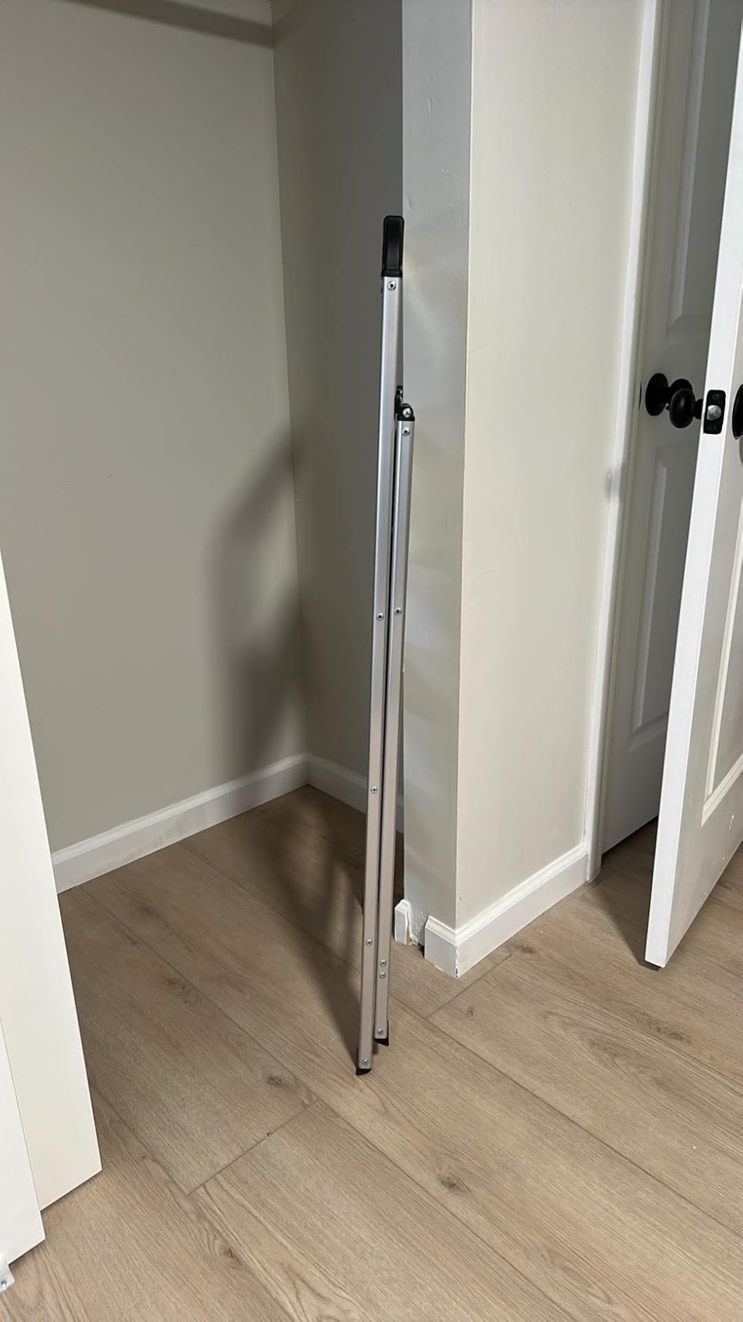 KINGRACK Aluminium 4 Step Ladder, Lightweight Step Stool with Non-Slip Pedals, Handrail, Foldable Step Ladder for Kitchen, Garage, Home, Space Saving, Sturdy and Portable, Silver customer photo 2