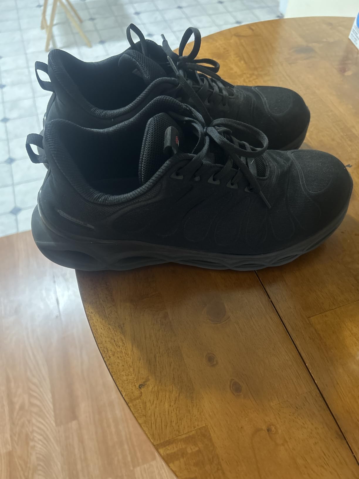 LARNMERN Lightweight Wide Steel Toe Shoes for Men Women customer photo 1