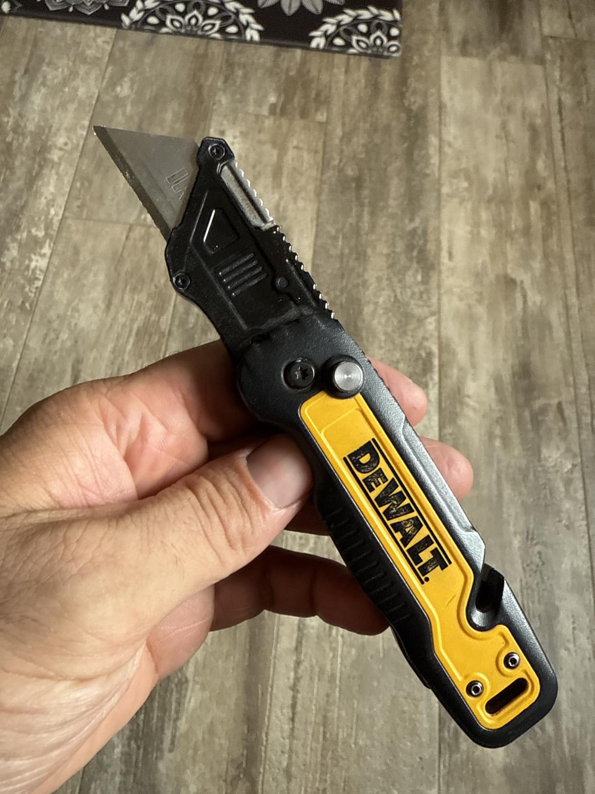 DEWALT Push and Flip Folding Lock-Back Utility Knife with Blade Storage DWHT10992 customer photo 1