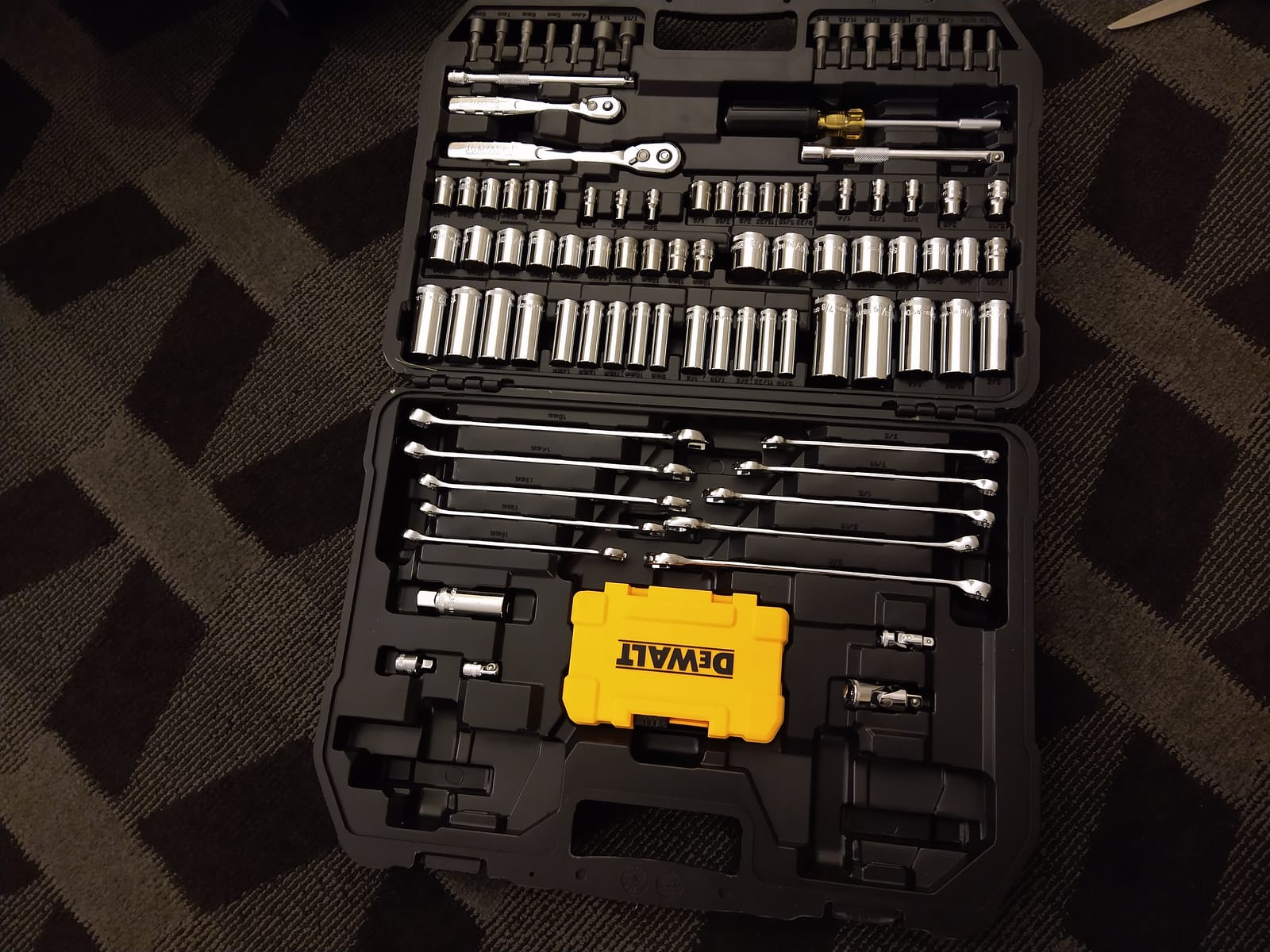 DEWALT 142 Piece Mechanics Tool Set, 1/4 Inch and 3/8 Inch Drive, SAE and Metric (DWMT45425) customer photo 1